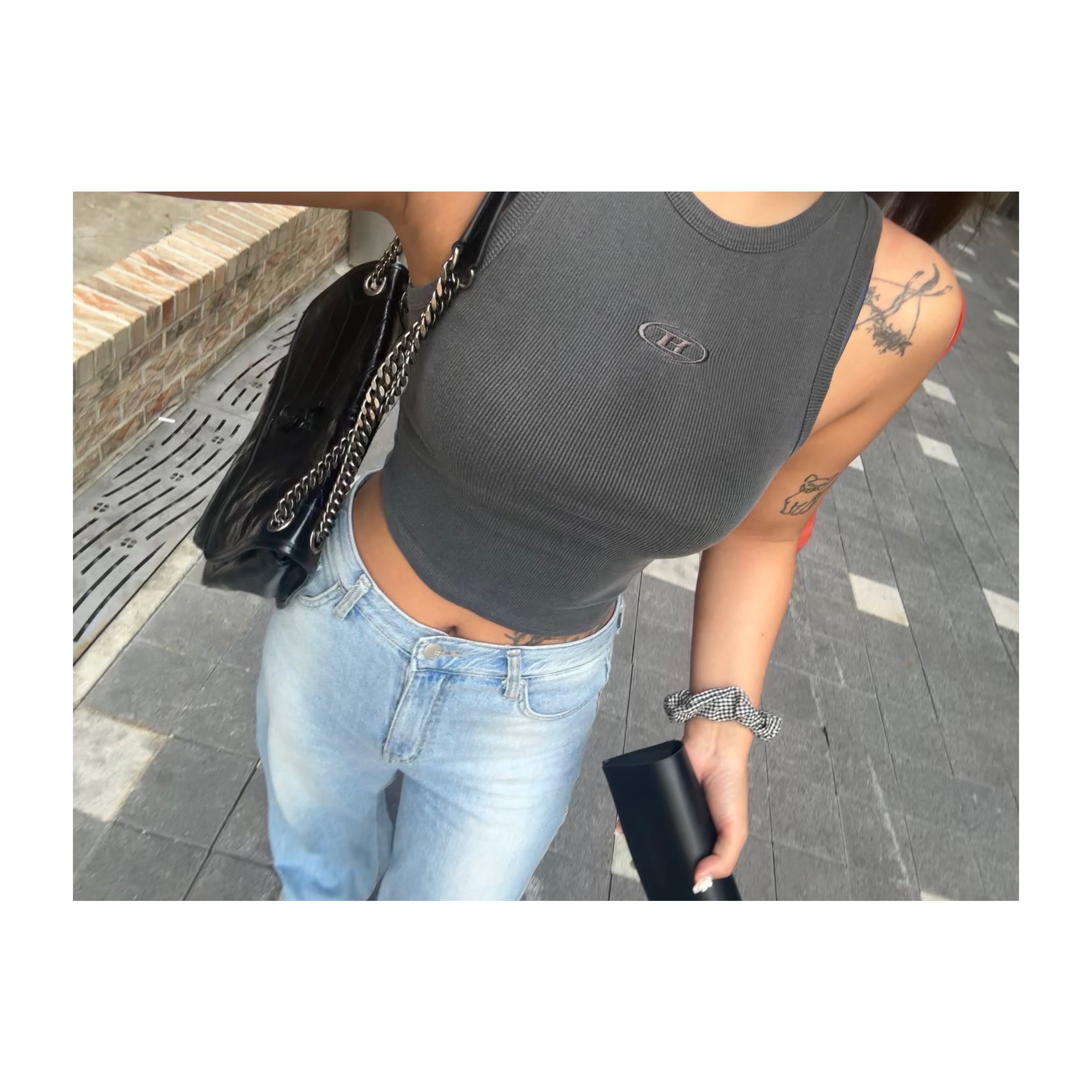 BORN TO WIN Symbol B Pigment Ribbed Sleeveless Charcoal 착용 스타일