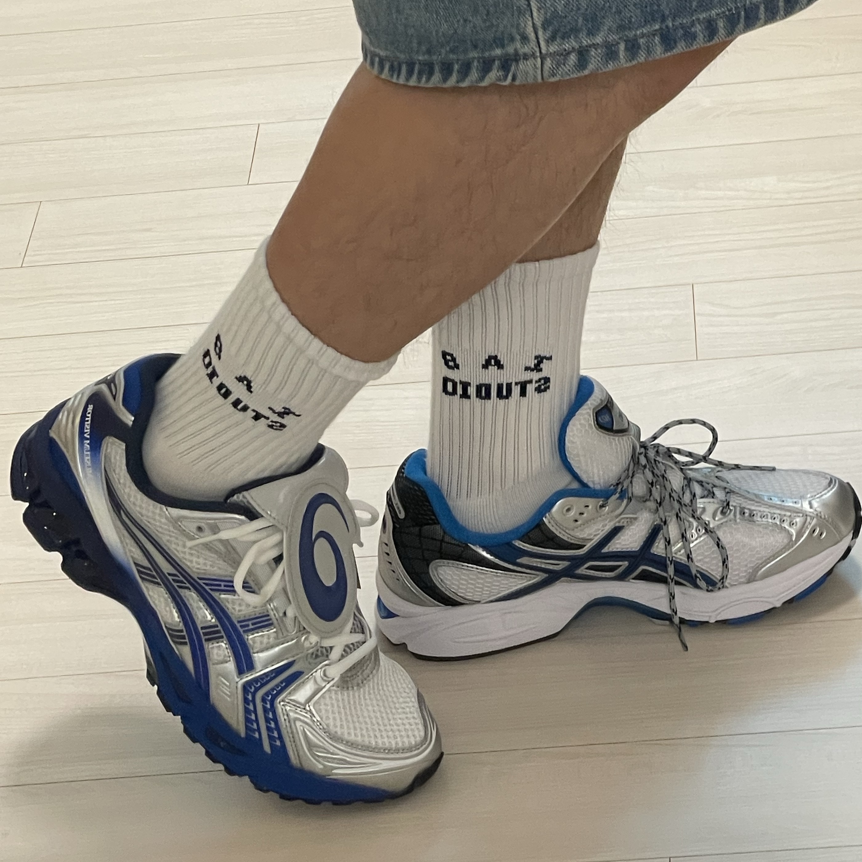 Asics Gel-Nimbus 10.1 White Directoire Blue, Asics x The Museum Visitor Gel-Kayano 14 Polar Shade Illusion Blue 착용 스타일 - 1
