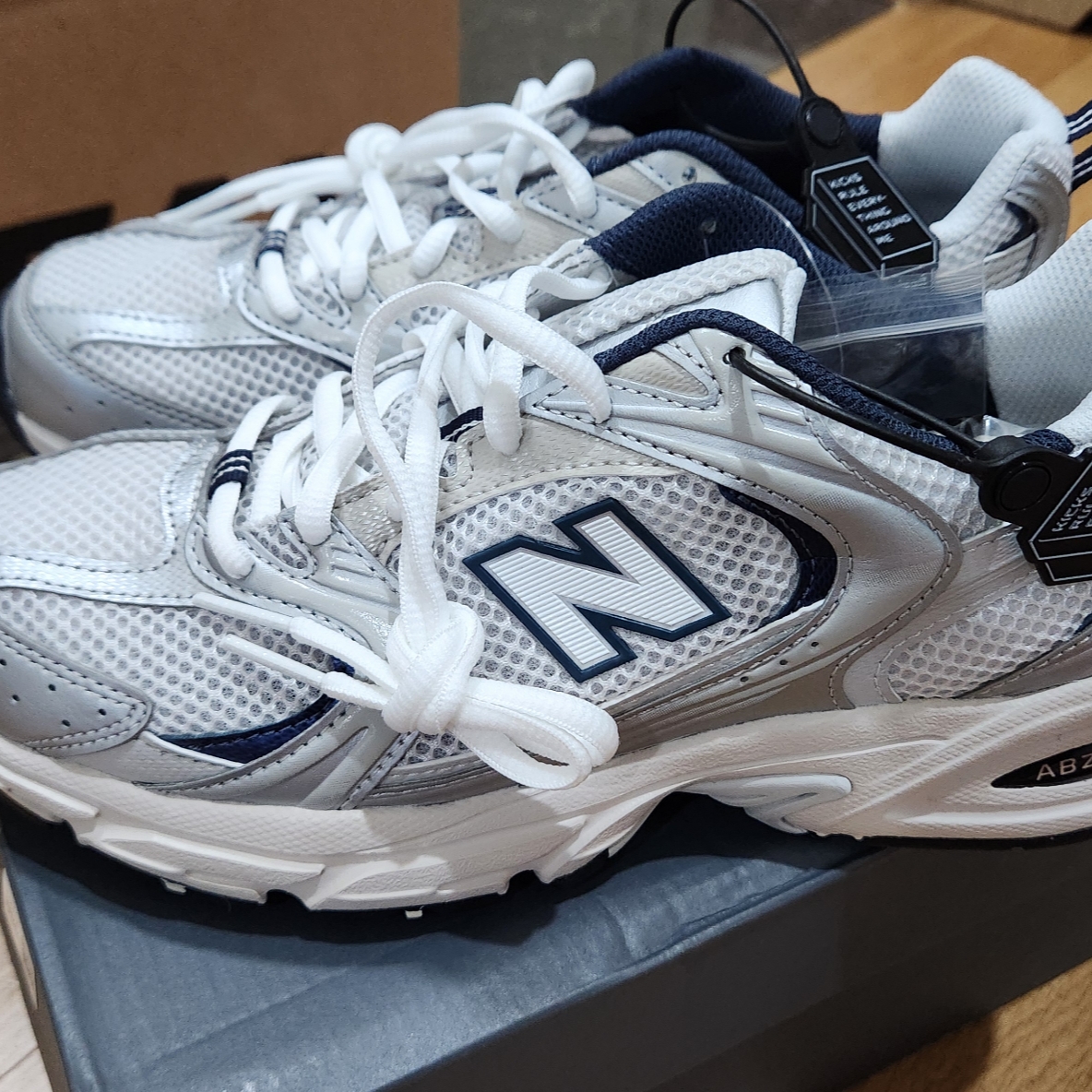 New Balance 530 Steel Grey 착용 스타일 - 1