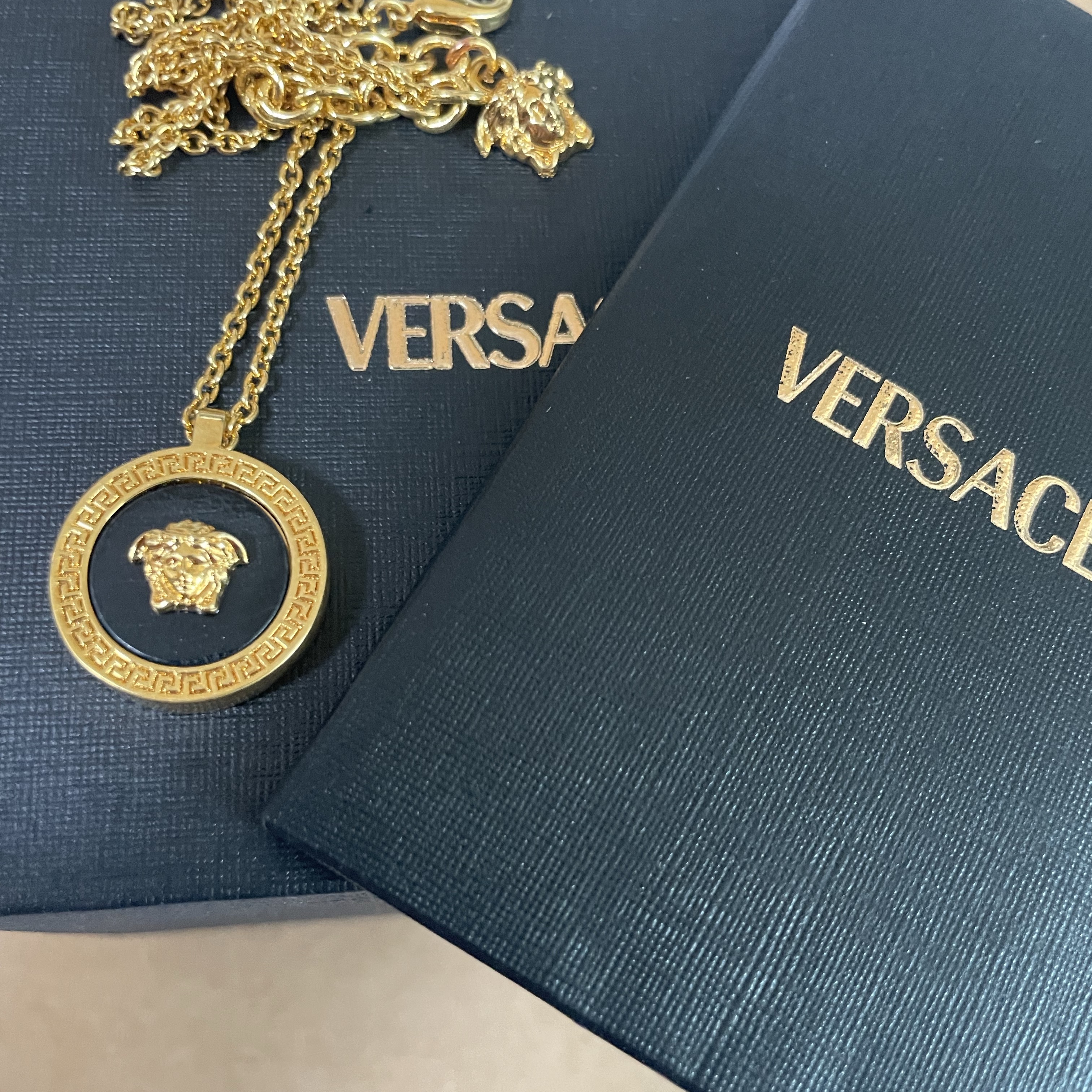 Versace Enamel Medusa Necklace Black Gold 착용 스타일