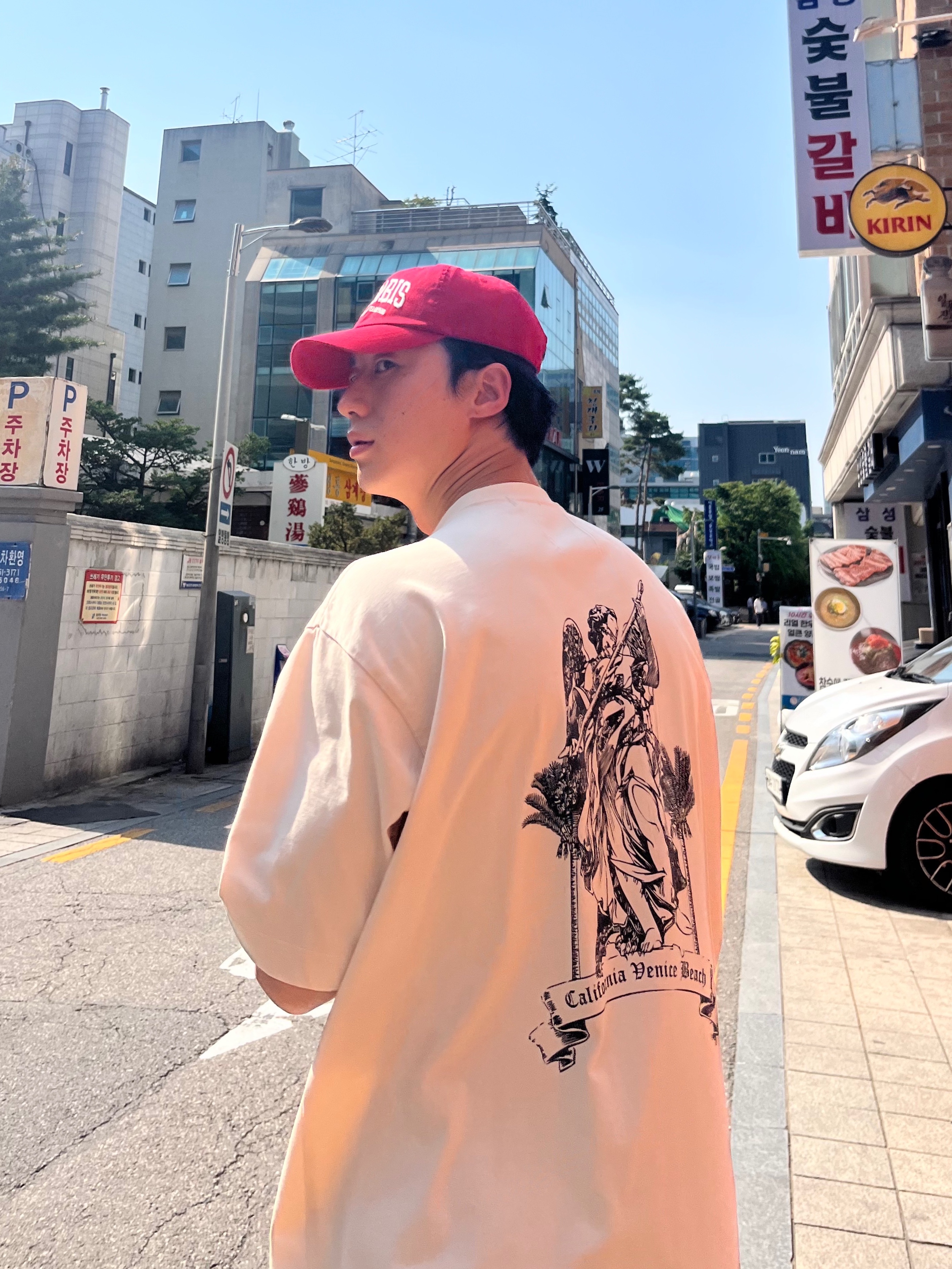 Iro Palmtree Graphic Semi Over Cotton T-Shirt Beige, Iro Club De Paris Edition Cotton Ball Cap Red 착용 스타일 - 3