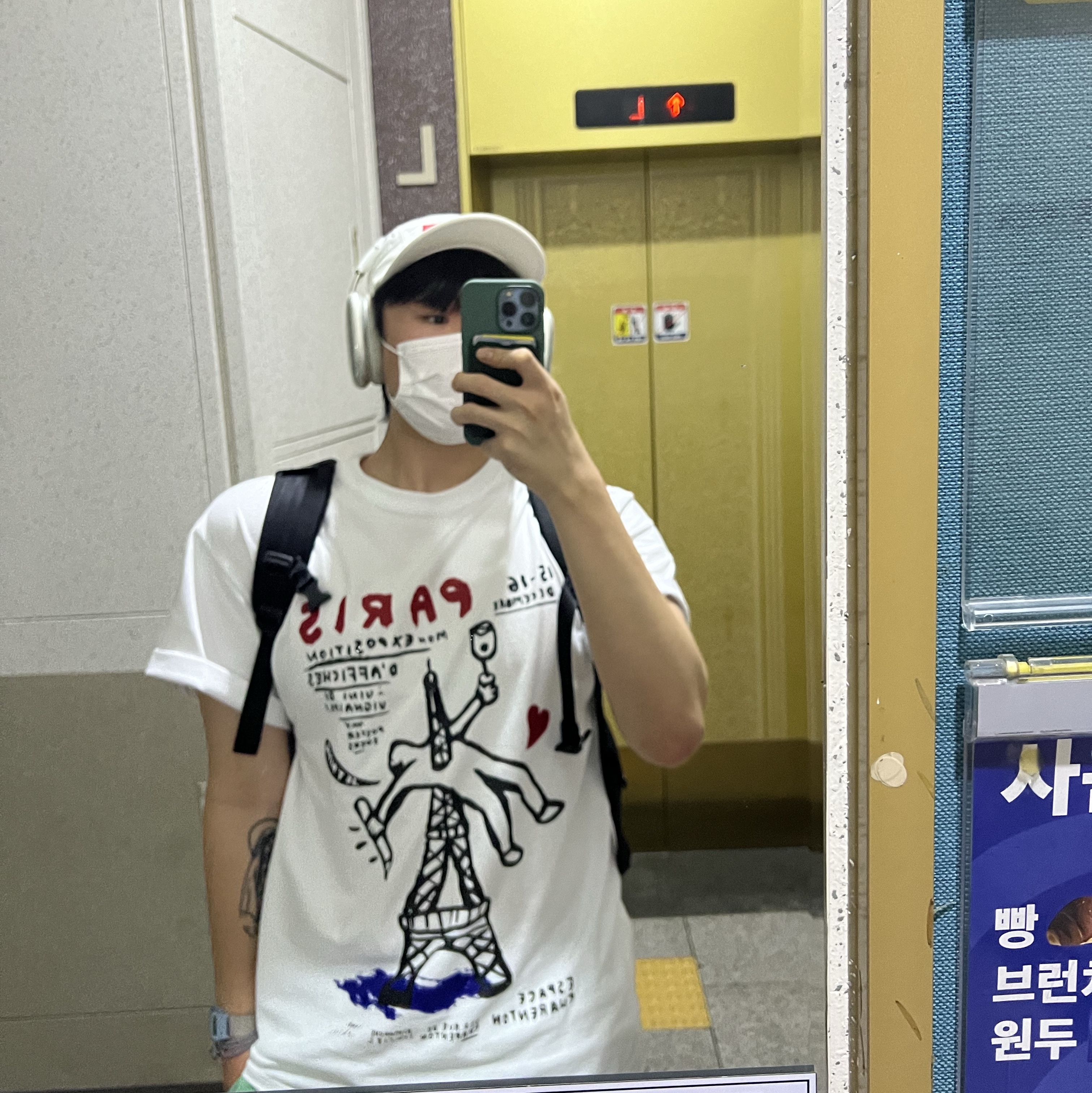 Apple AirPods Max Lightning Silver (Korean Ver.), Supreme Mesh Pocket Camp Cap White - 23FW 착용 스타일