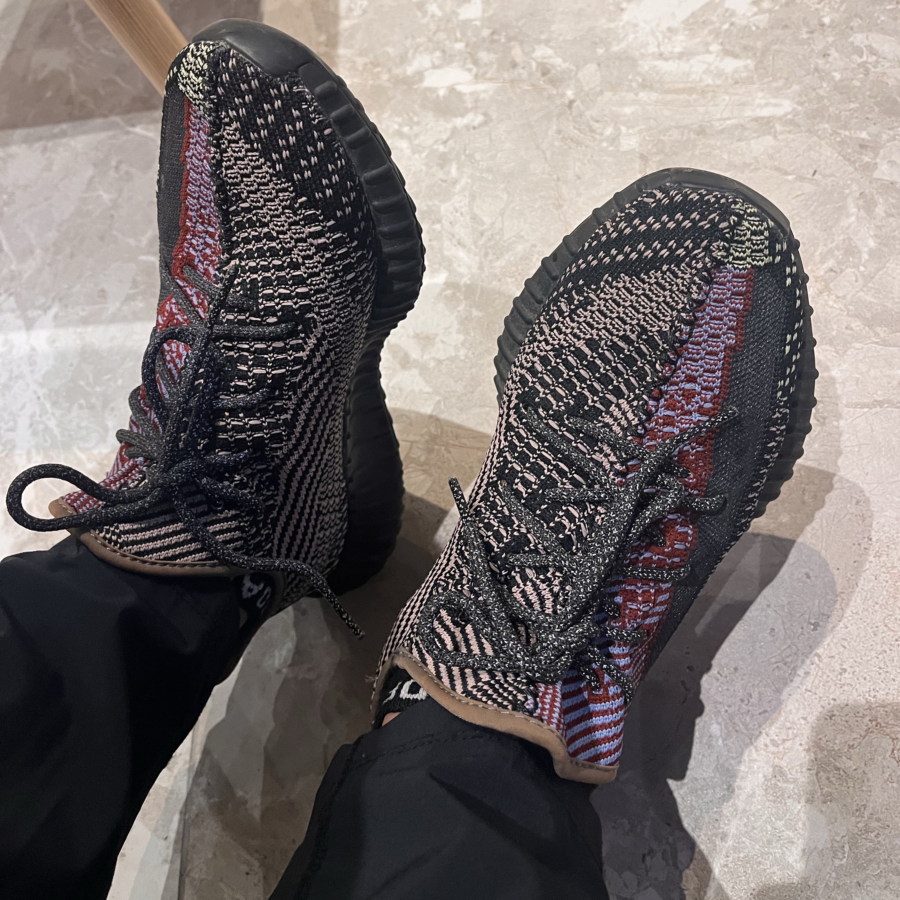 Adidas Yeezy Boost 350 V2 Yecheil - Non-Reflective 착용 스타일