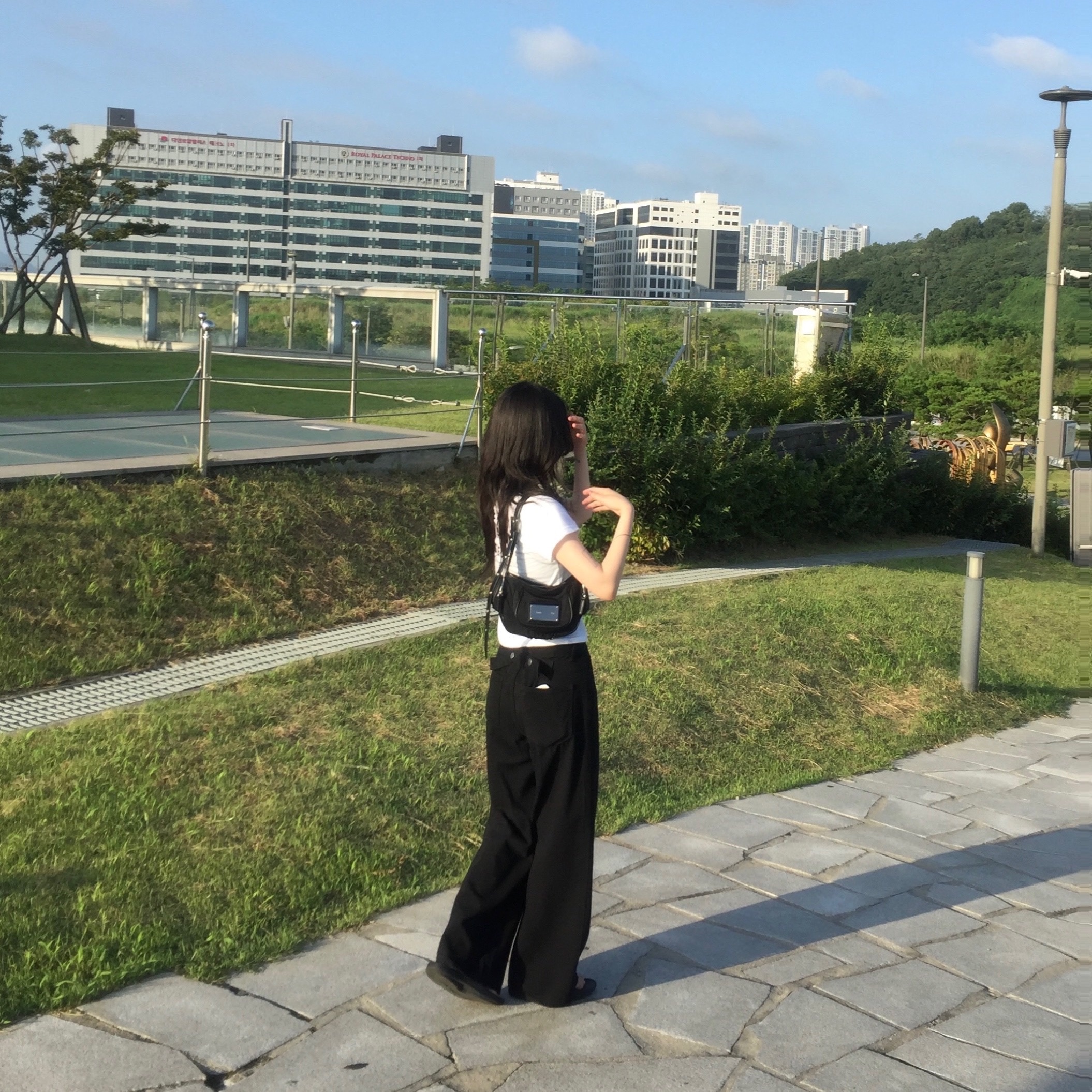 Matin Kim Madeleine Round Bag Black, (Kids) Deus Ex Machina College Seoul T-Shirt White 착용 스타일 - 2