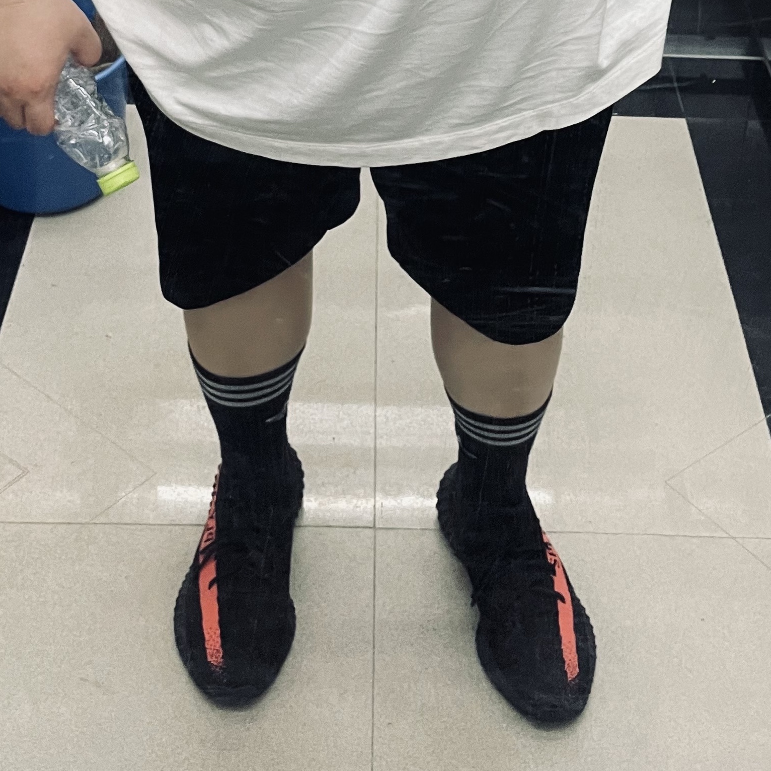 Adidas Yeezy Boost 350 V2 Core Black Red 2022/2023 착용 스타일 - 2