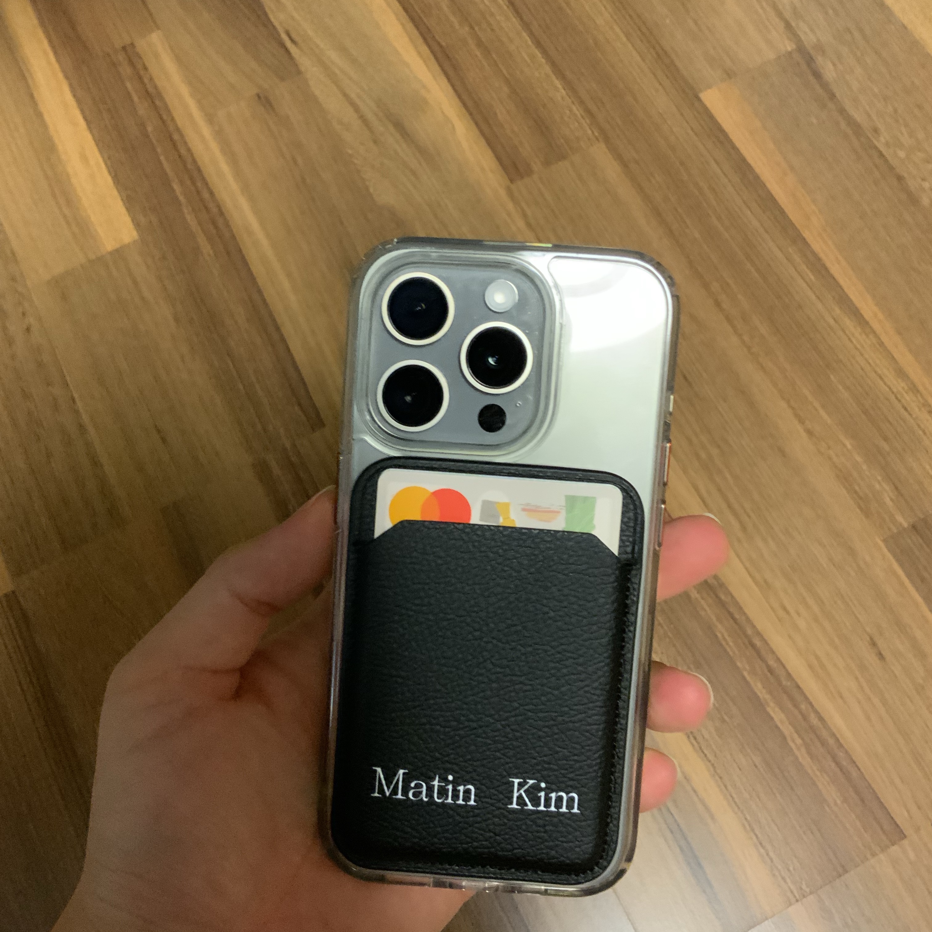 Casetify x Matin Kim Basic Logo MagSafe Wallet Black 착용 스타일 - 1