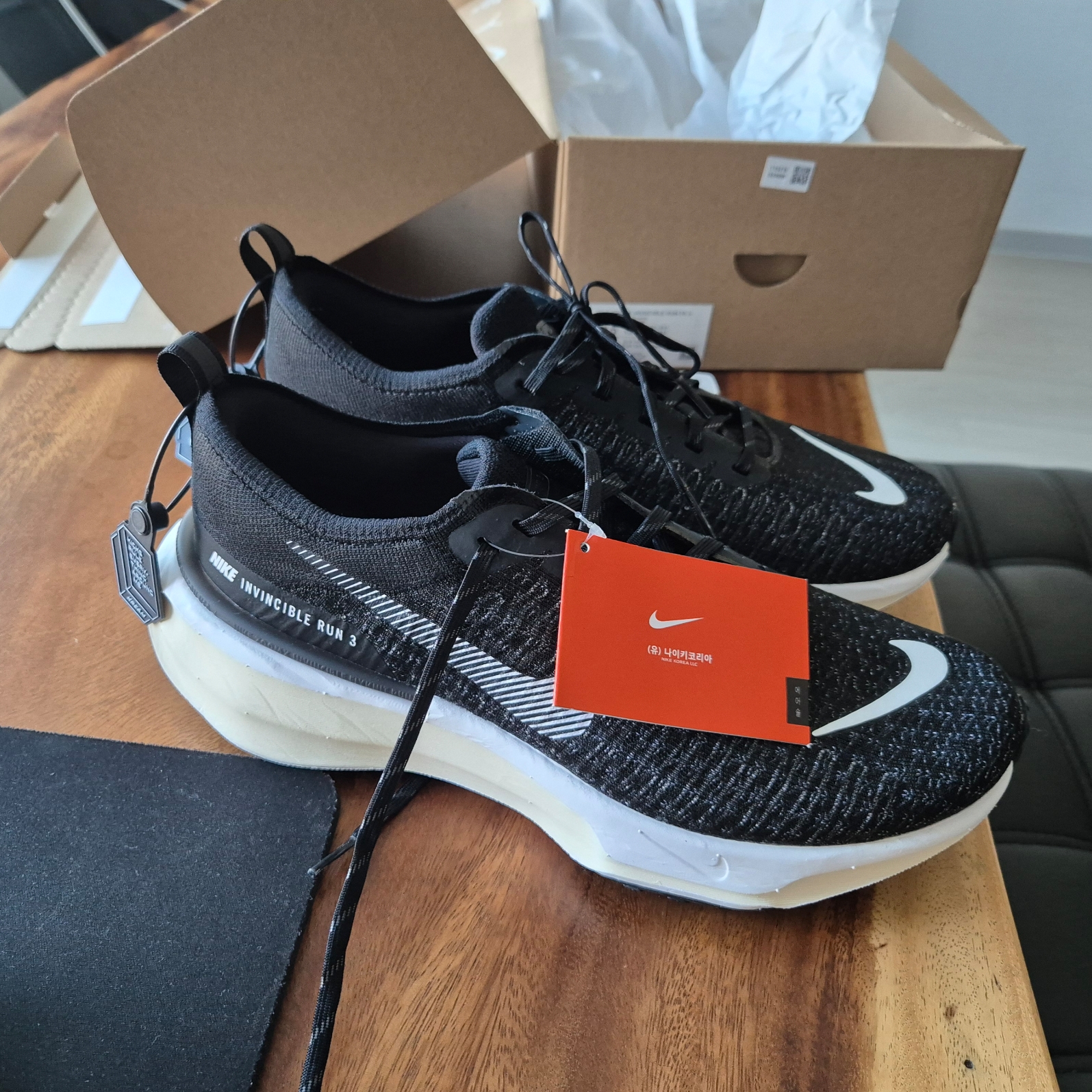Nike ZoomX Invincible Run Flyknit 3 Black White 착용 스타일 - 3