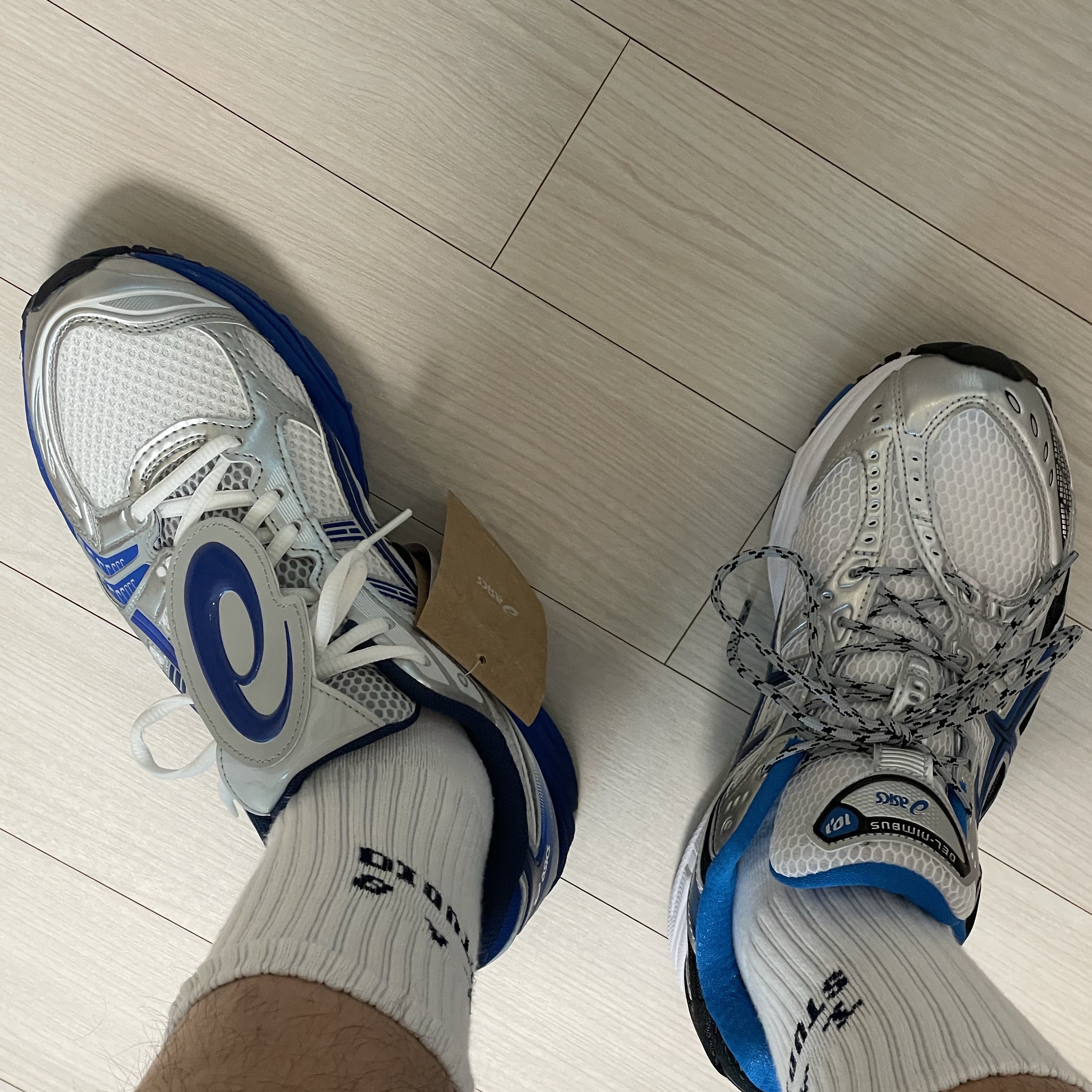 Asics Gel-Nimbus 10.1 White Directoire Blue, Asics x The Museum Visitor Gel-Kayano 14 Polar Shade Illusion Blue 착용 스타일 - 7