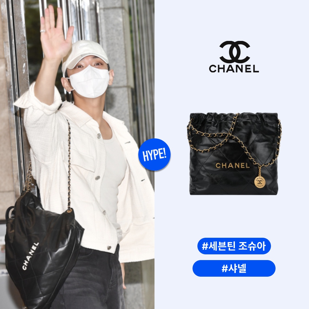 Chanel 22 Small Handbag Shiny Calfskin & Gold Black 착용 스타일 - 1