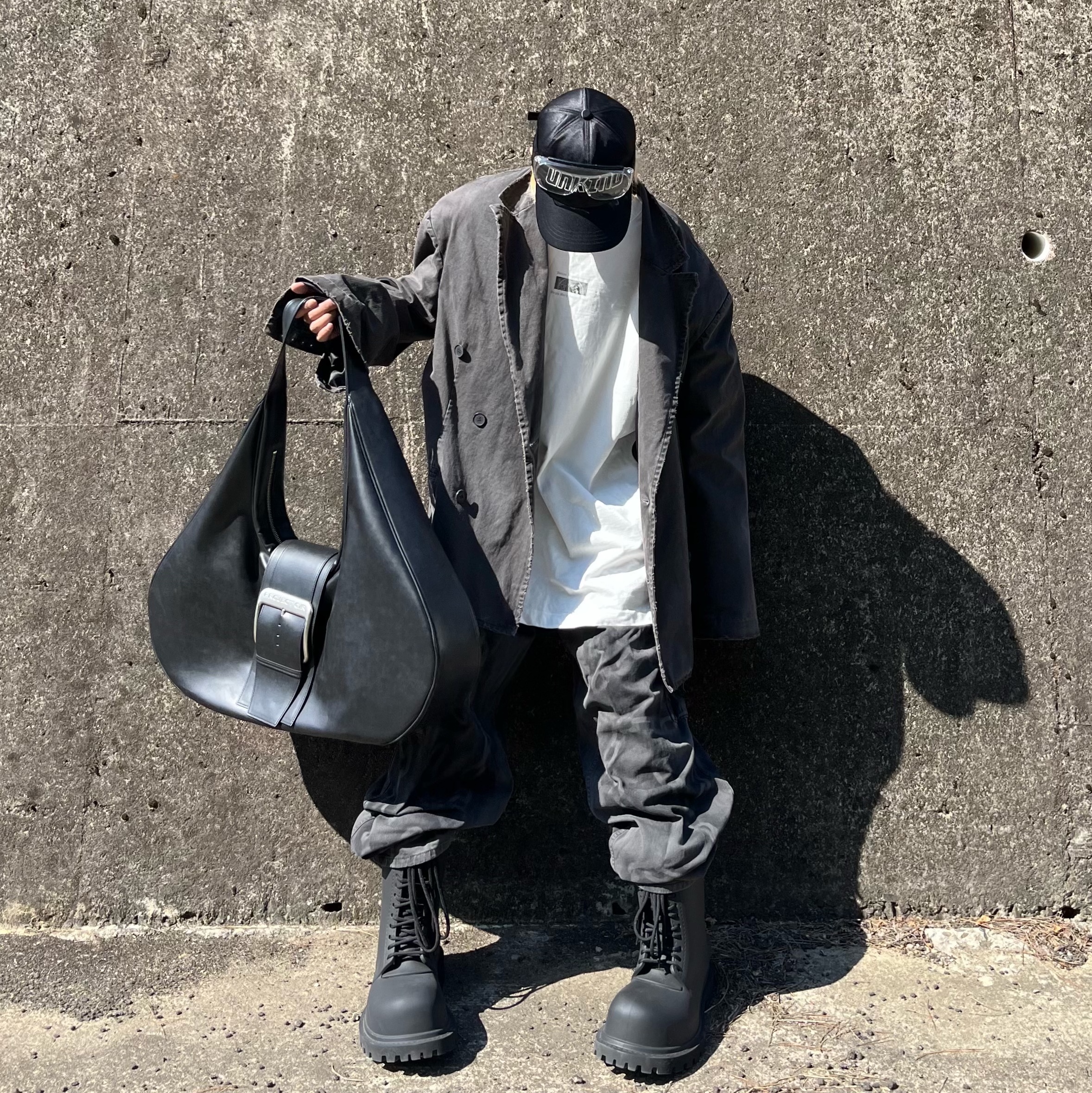 Balenciaga XL Army Boots Full Eva Black, Project G/R Mega Buckle Hobo Bag Black 착용 스타일 - 1