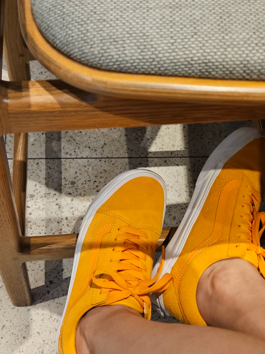 Vans Old Skool Yellow, Vans ComfyCush Old Skool Black True white 착용 스타일 - 4