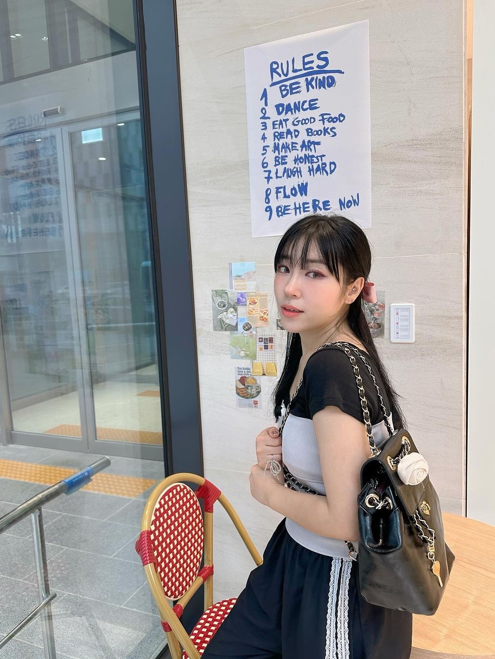 Anoetic Heart Corssage Backpack Black 착용 스타일