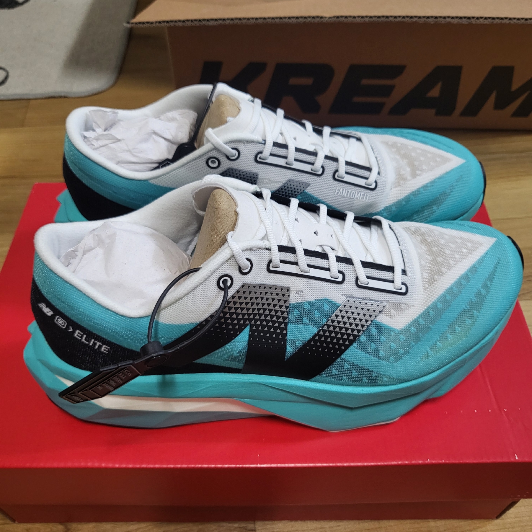 New Balance Fuelcell Supercomp Elite v4 Cyber Jade White - 2E Wide 착용 스타일 - 1