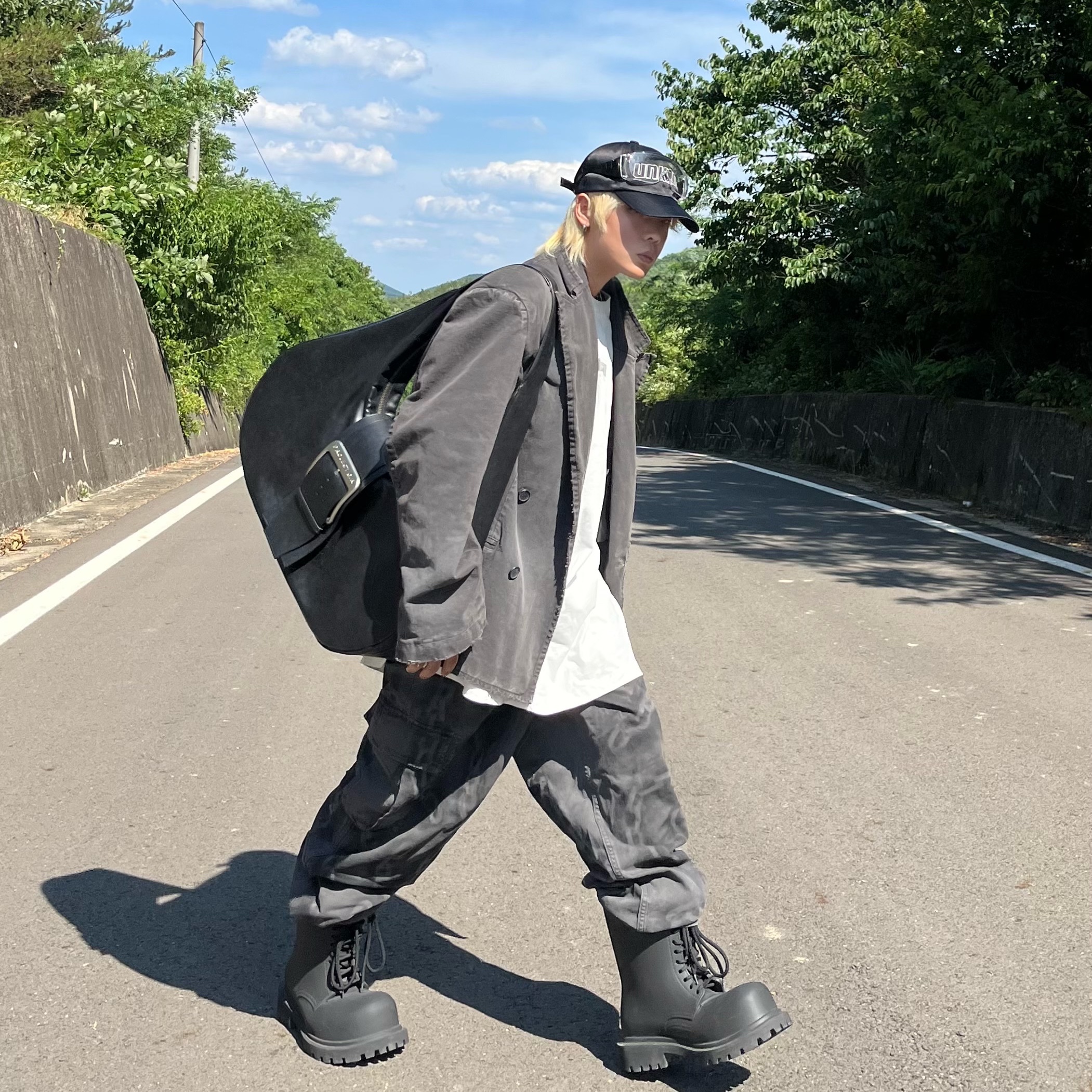 Balenciaga XL Army Boots Full Eva Black, Project G/R Mega Buckle Hobo Bag Black 착용 스타일 - 3