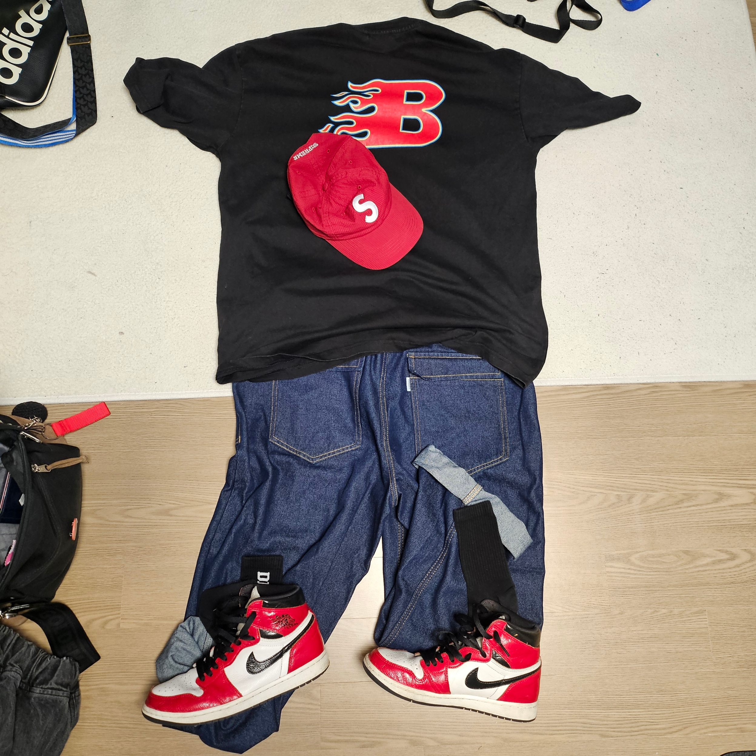 Supreme Seersucker S Logo 6-Panel Red - 24SS, Jordan 1 Retro High OG Light Fusion Red 착용 스타일 - 4