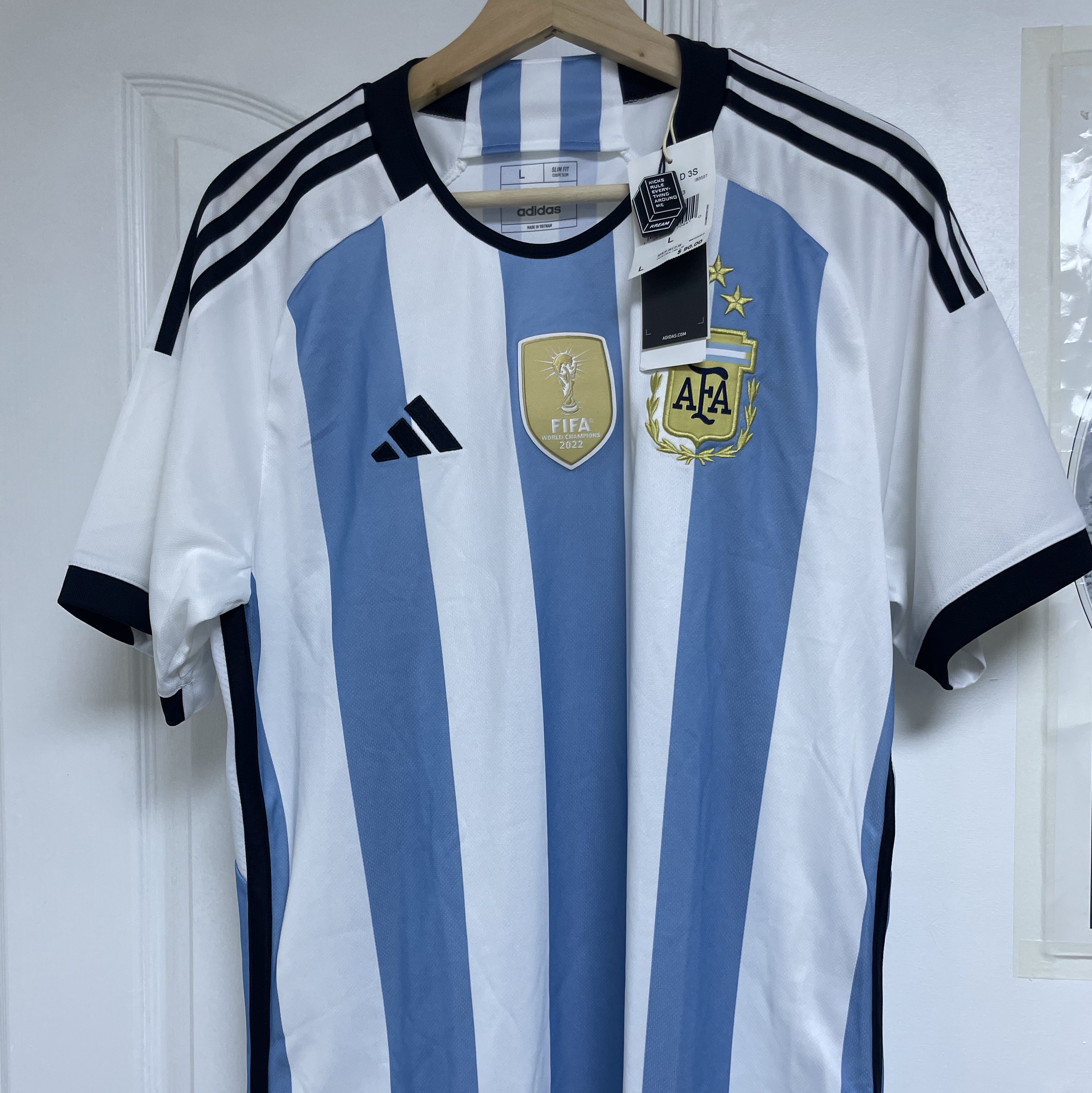 Adidas Argentina Home Jersey 2022 Winners 3-Star White Light Blue - US Sizing (Non Marking Ver.) 착용 스타일 - 1