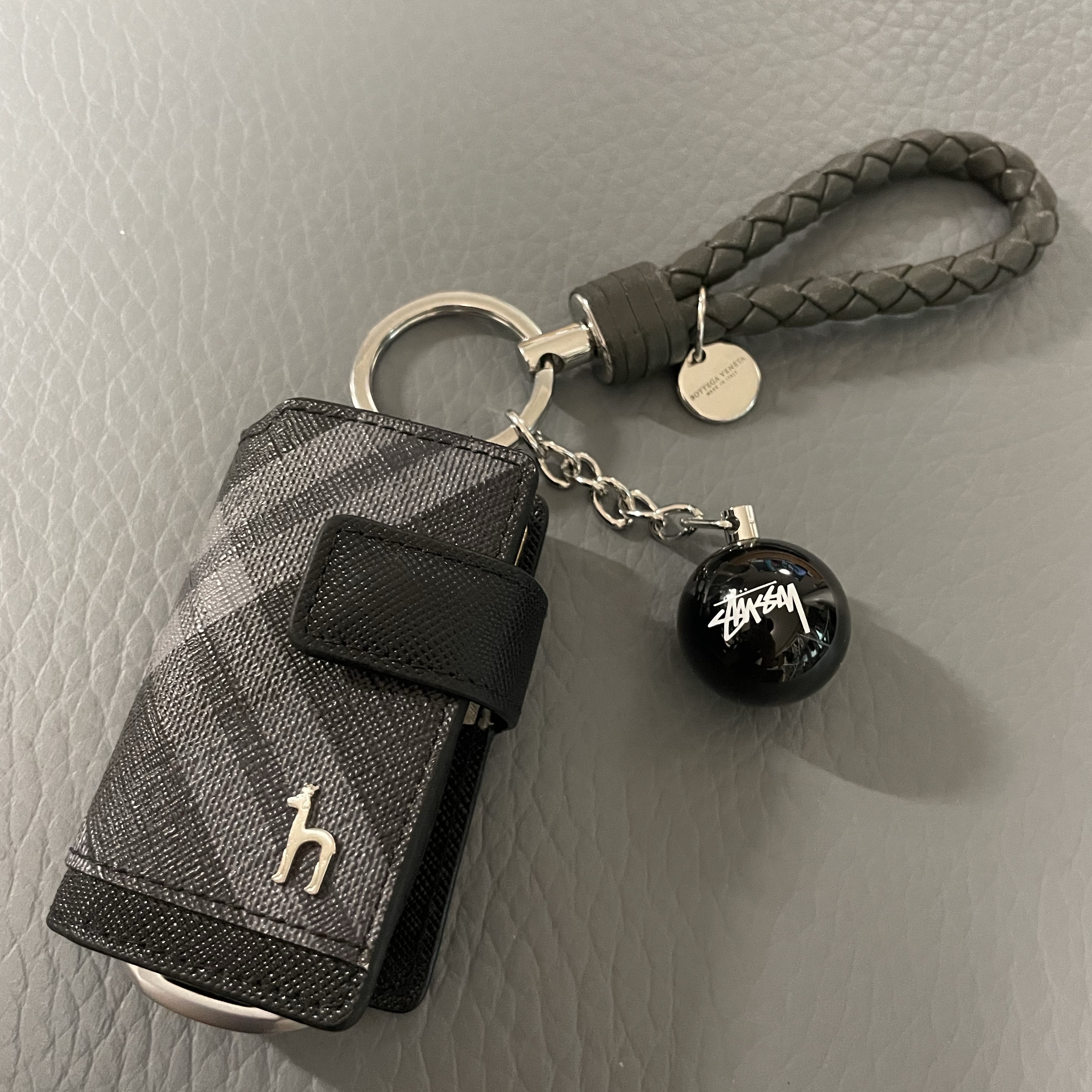 Stussy 8 Ball Keychain Black 착용 스타일 - 3