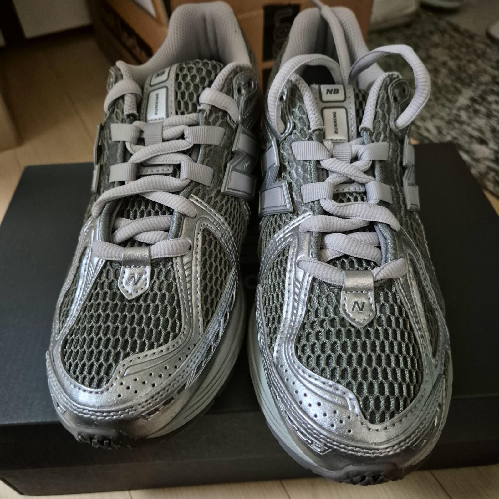 New Balance 1906R Harbor Grey Silver Metalic 착용 스타일 - 2