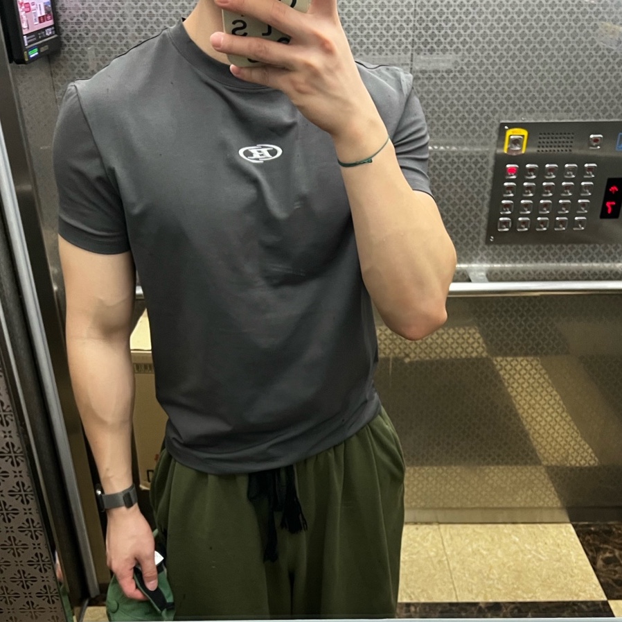 BORN TO WIN Silver B Logo Muscle Fit T-Shirts Charcoal 착용 스타일