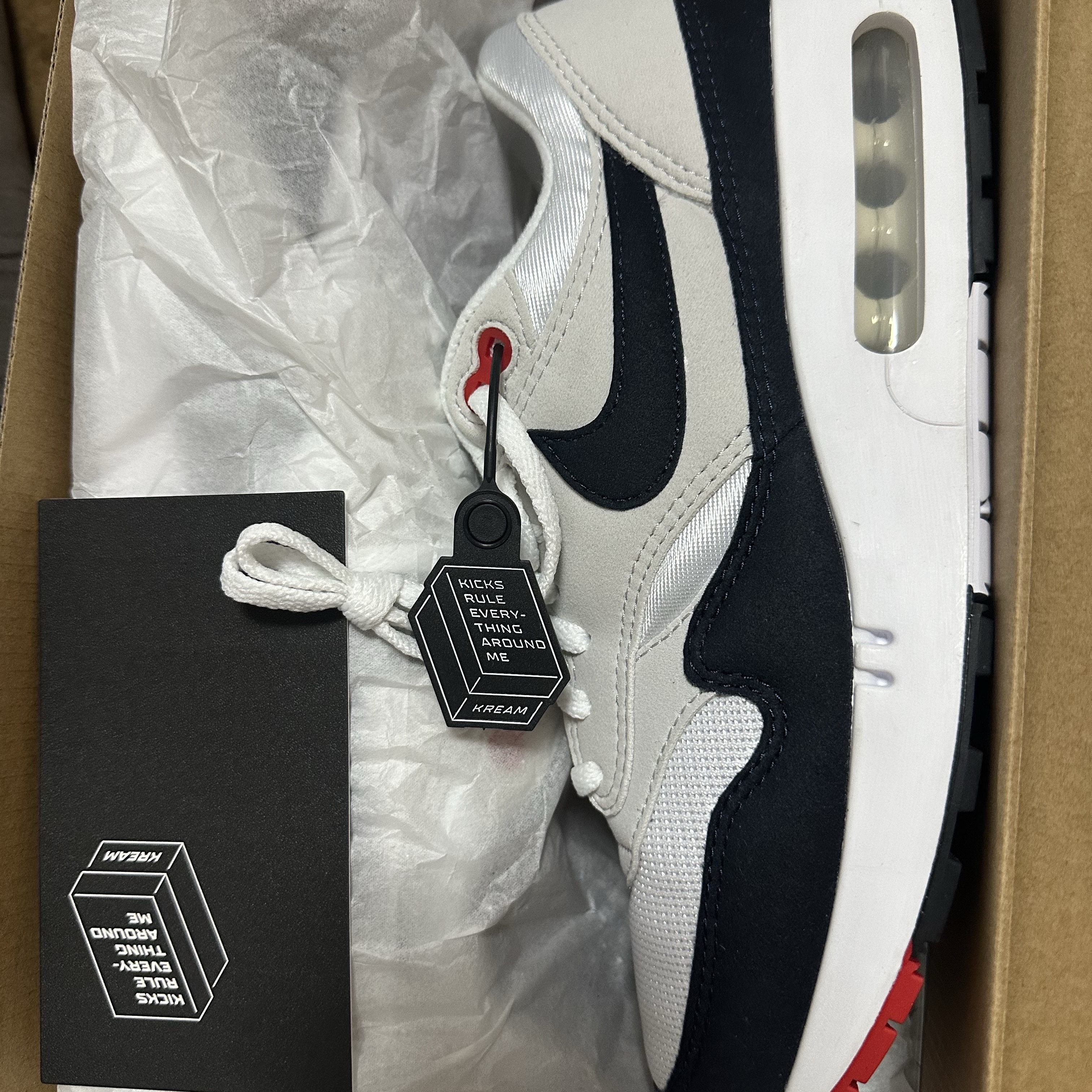Nike Air Max 1 '86 Dark Obsidian and University Red 착용 스타일