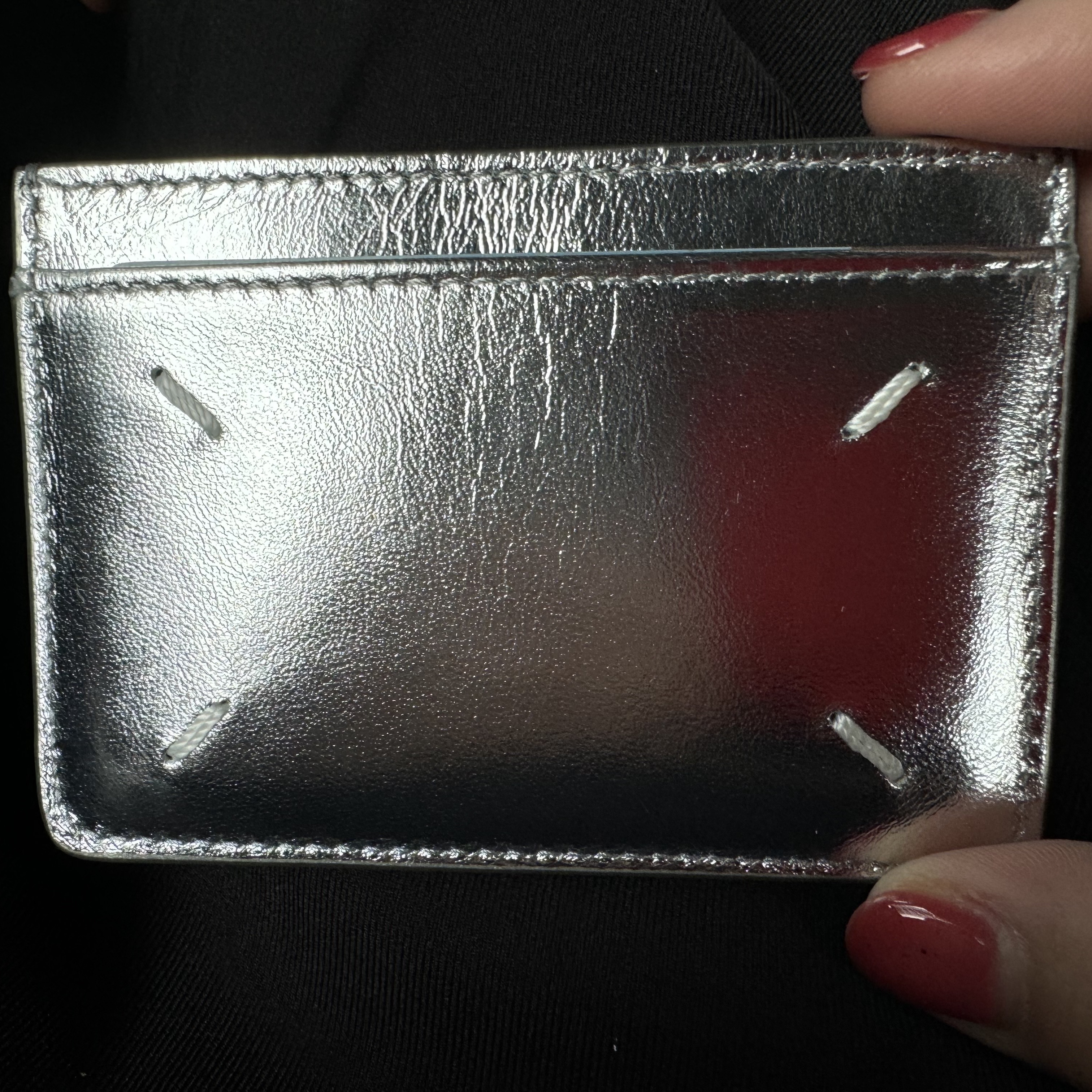 Maison Margiela Metallized Leather Four Stiches Card Holder Silver 착용 스타일