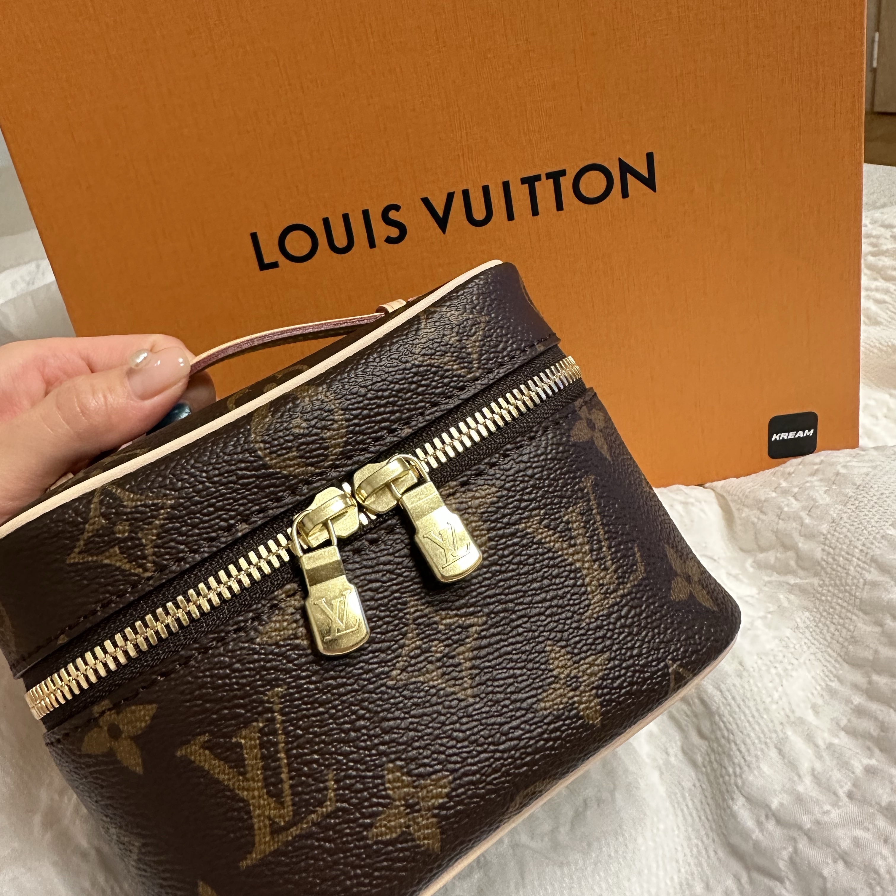 Louis Vuitton Nice Nano Toiletry Pouch Monogram 착용 스타일