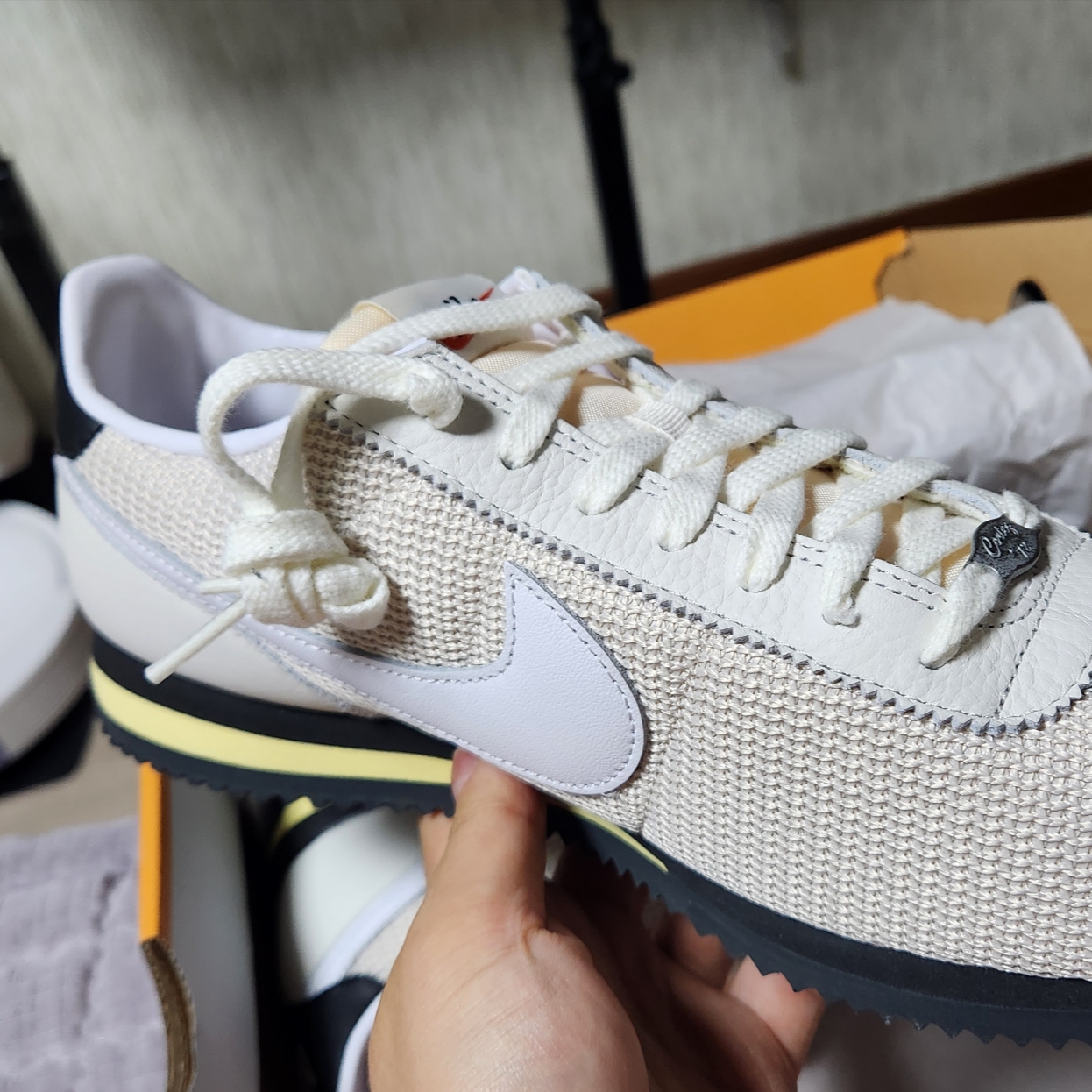 Nike Cortez Light Orewood Brown 착용 스타일 - 2