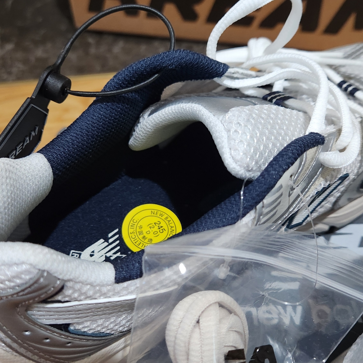 New Balance 530 Steel Grey 착용 스타일 - 2