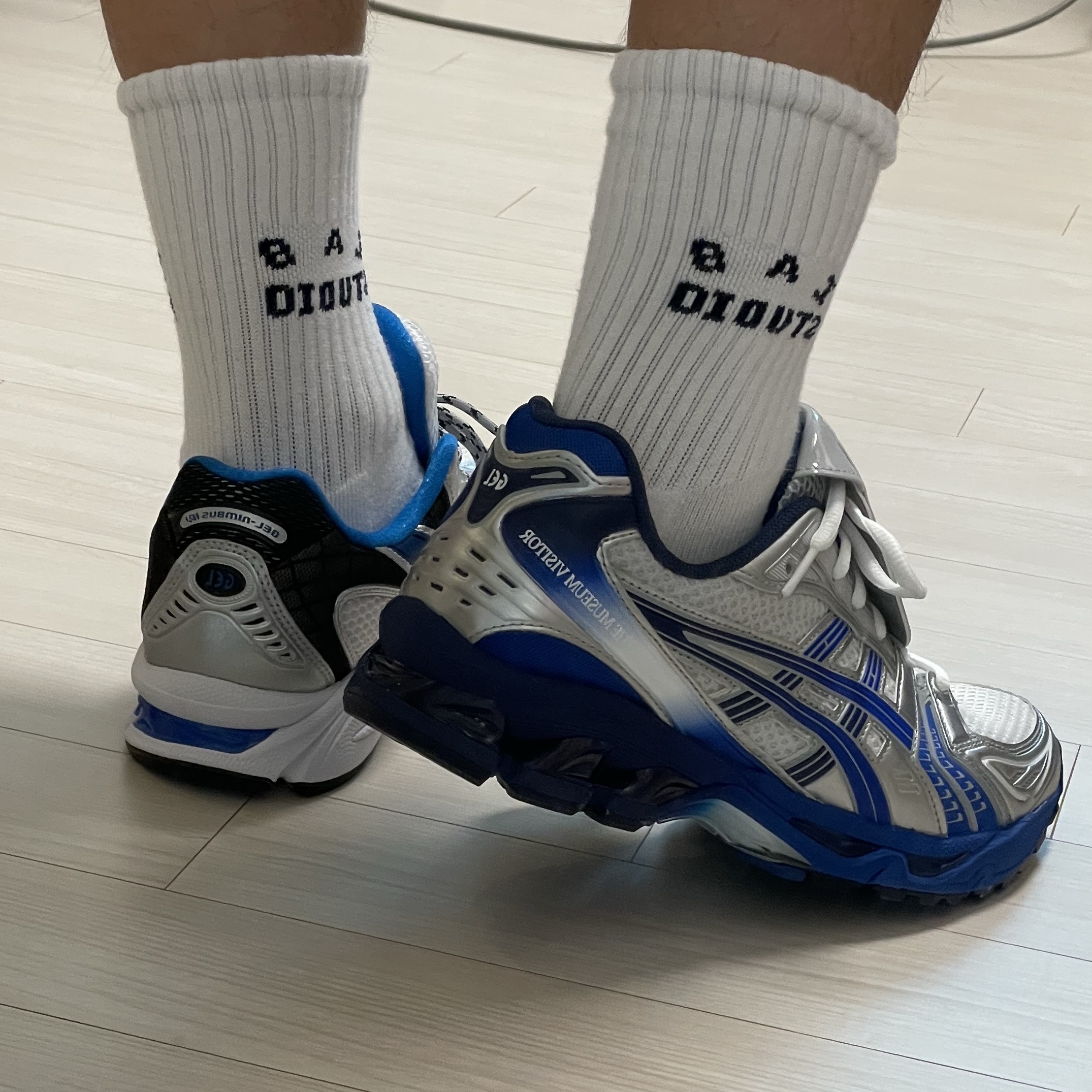 Asics Gel-Nimbus 10.1 White Directoire Blue, Asics x The Museum Visitor Gel-Kayano 14 Polar Shade Illusion Blue 착용 스타일 - 3