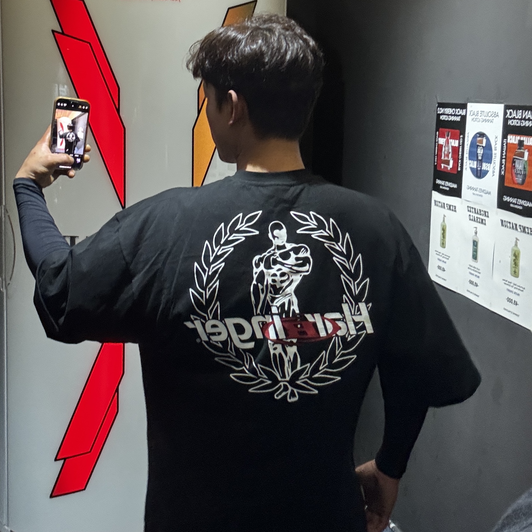 BORN TO WIN B Symbol Logo Ball Cap Black, BORN TO WIN Heritage Emblem Muscle Fit T-Shirts Black 착용 스타일 - 4