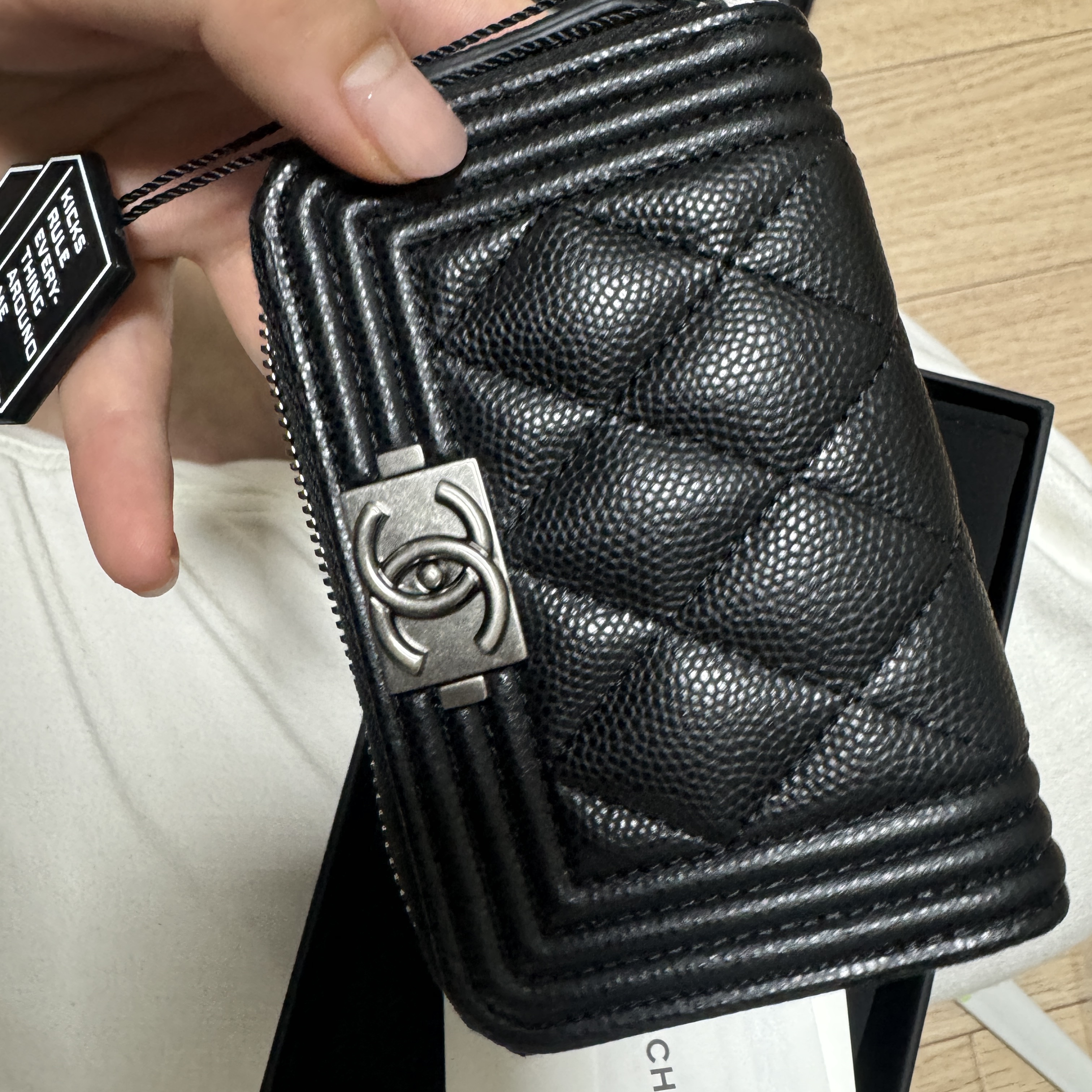 Chanel Boy Chanel Zipped Coin Purse Grained Calfskin & Ruthenium Black 착용 스타일 - 1