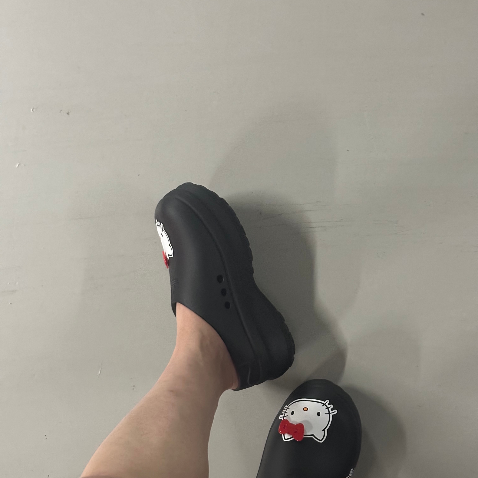 (W) Adidas x Hello Kitty Adifom Stan Smith Mules Core Black Red Cloud White 착용 스타일 - 3