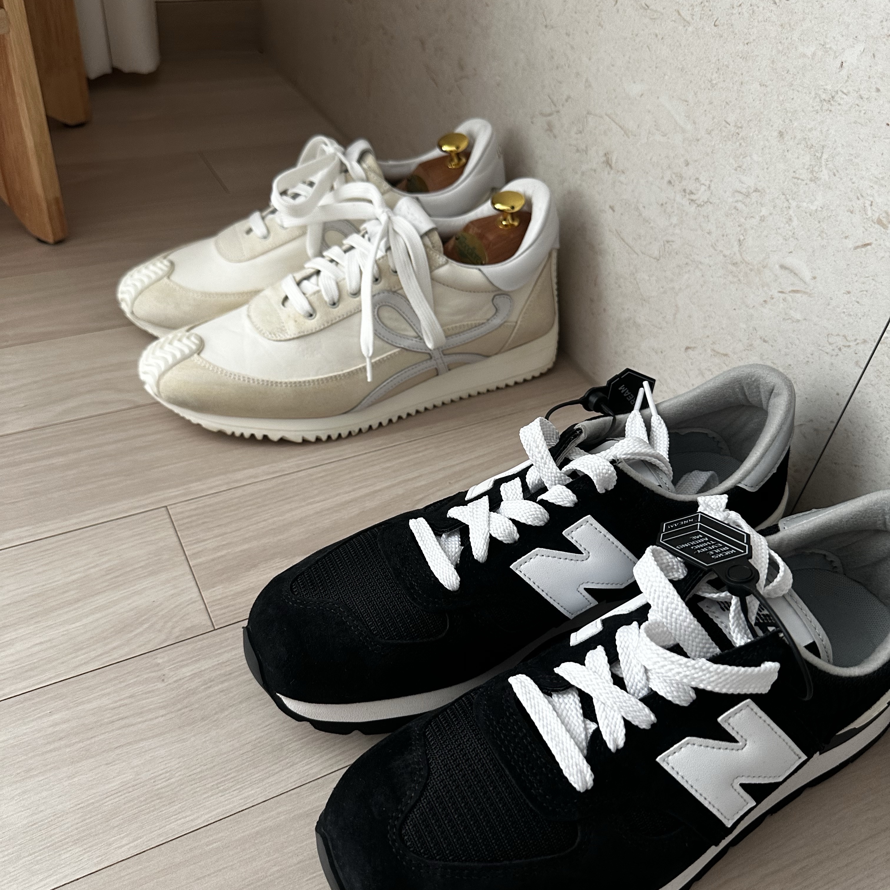 New Balance 990v1 Made in USA Black, Loewe Flow Runner in Nylon and Suede White 착용 스타일 - 3