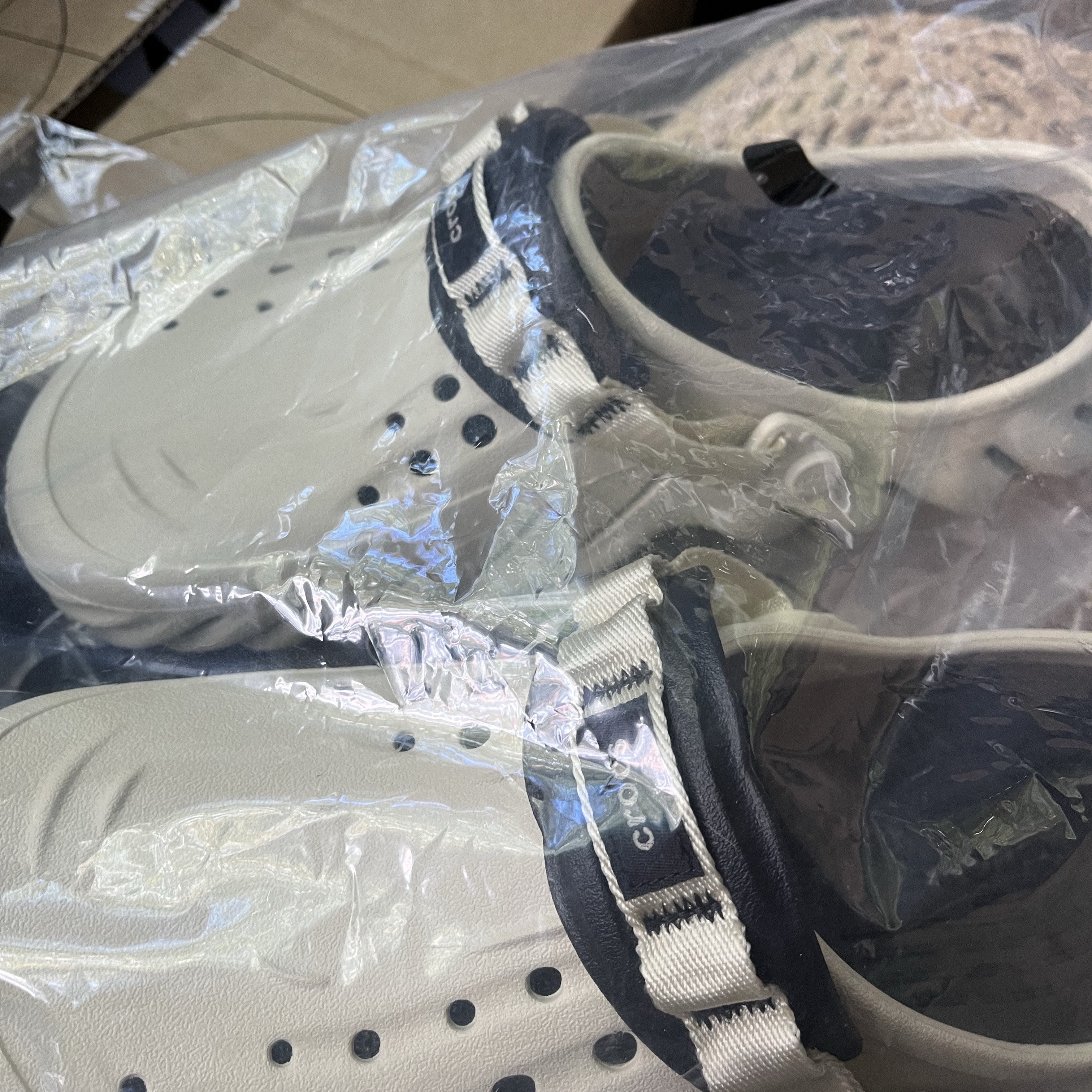 Crocs Echo Clog Bone Black 착용 스타일