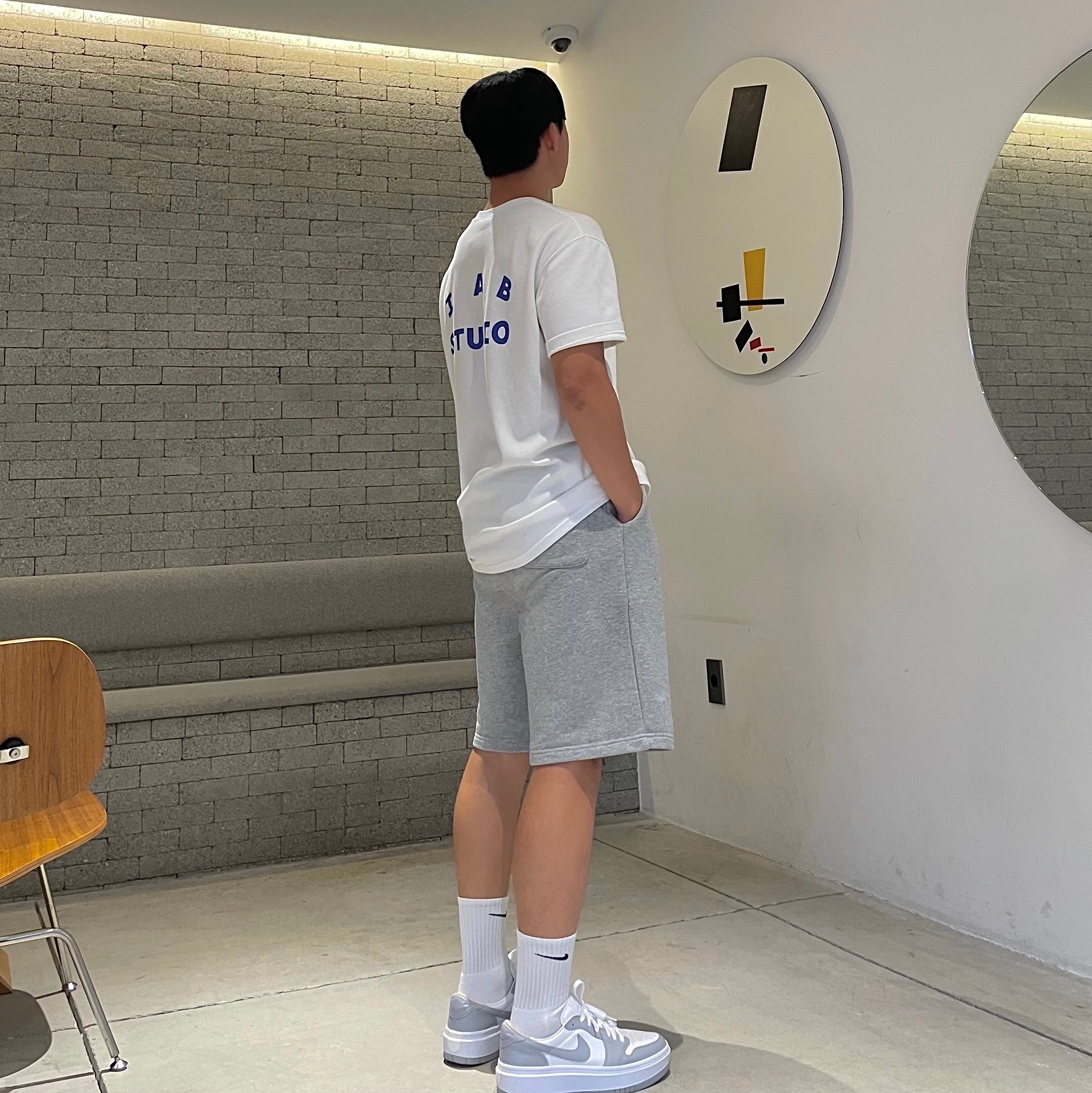 (W) Jordan 1 Elevate Low White and Wolf Grey, IAB Studio T-Shirt White Navy - 22FW 착용 스타일