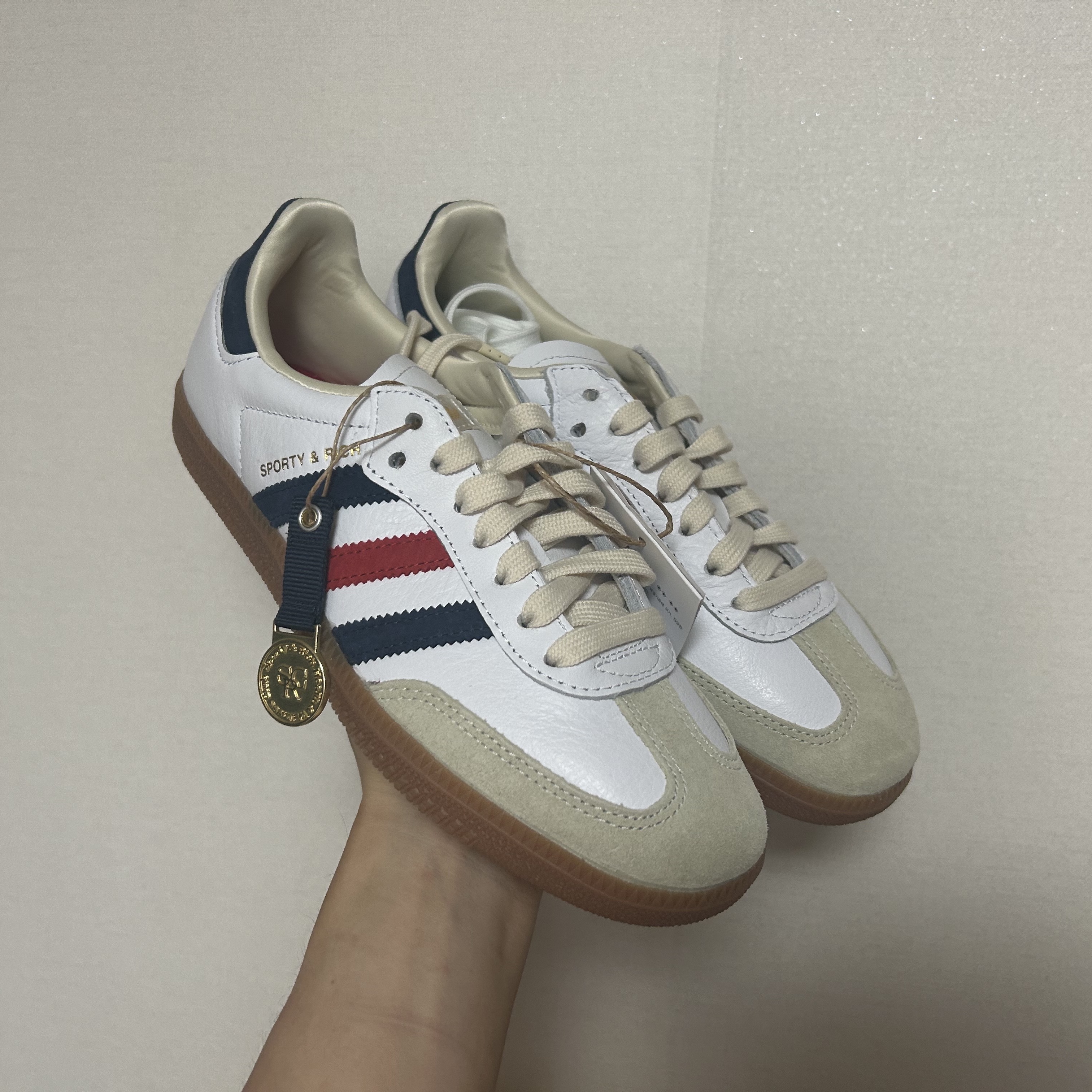Adidas x Sporty & Rich Samba OG Cloud White Night Indigo 착용 스타일 - 2