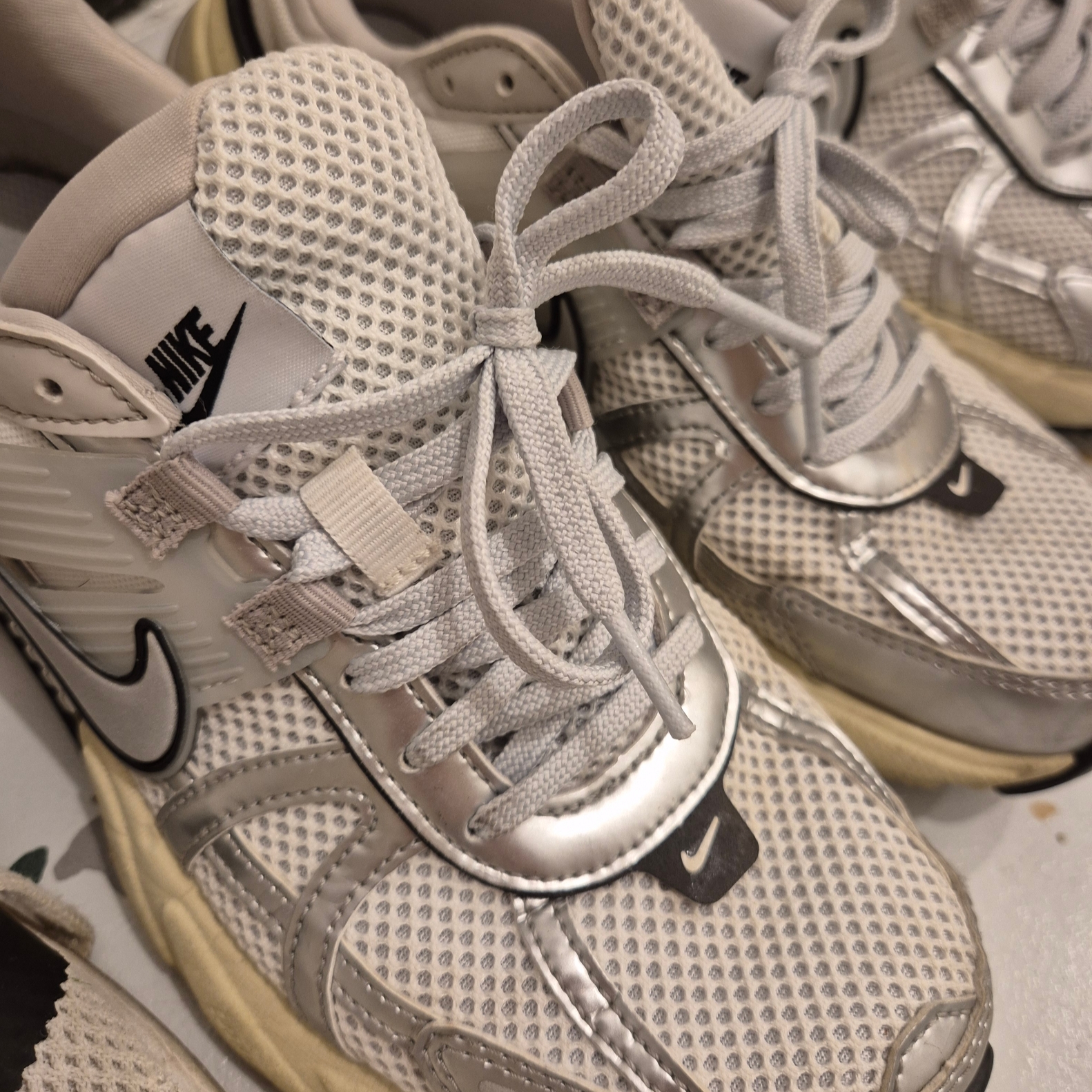 Nike V2K Run Summit White Metallic Silver 착용 스타일