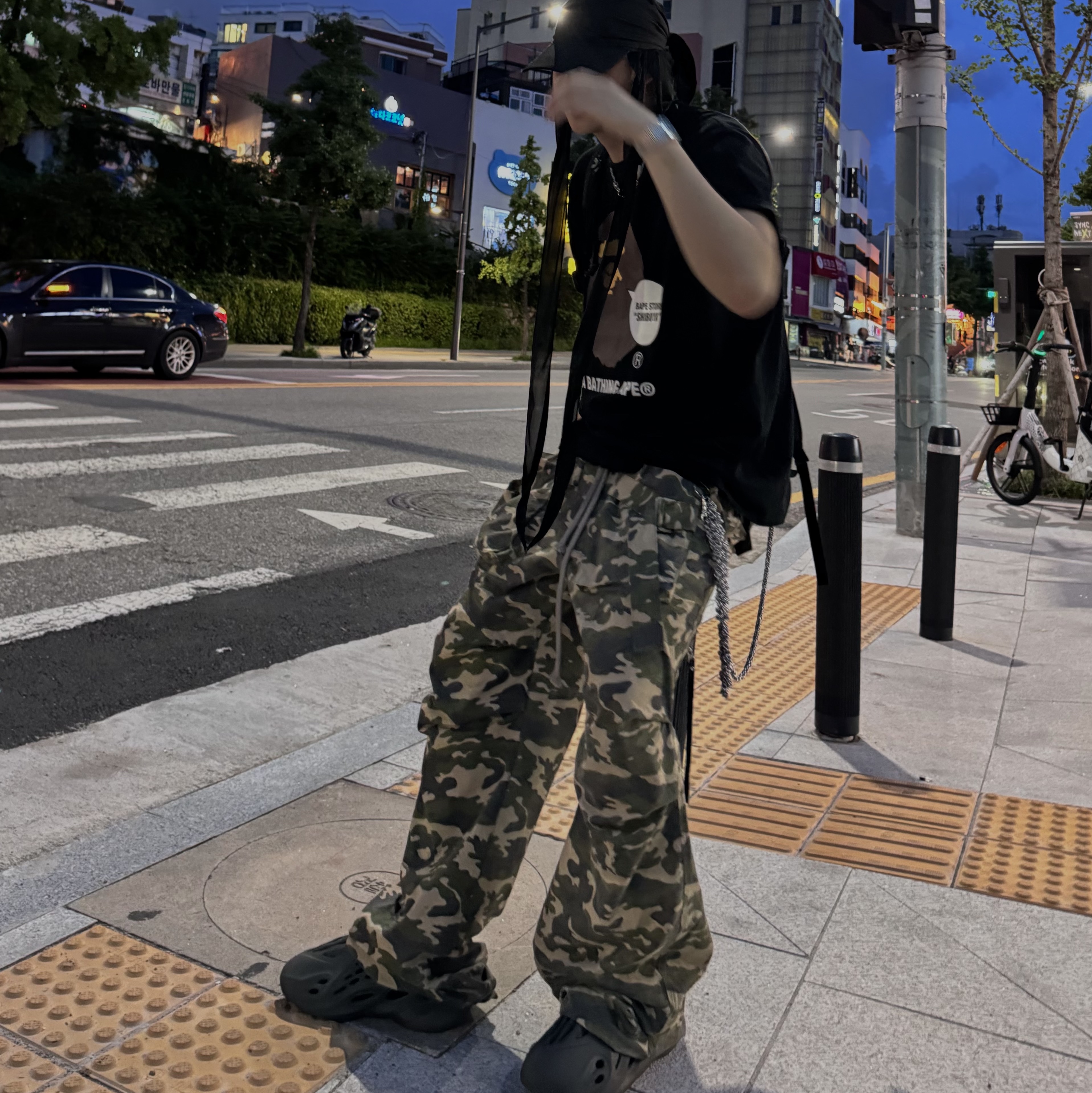 Adidas Yeezy Foam RNNR Onyx 착용 스타일