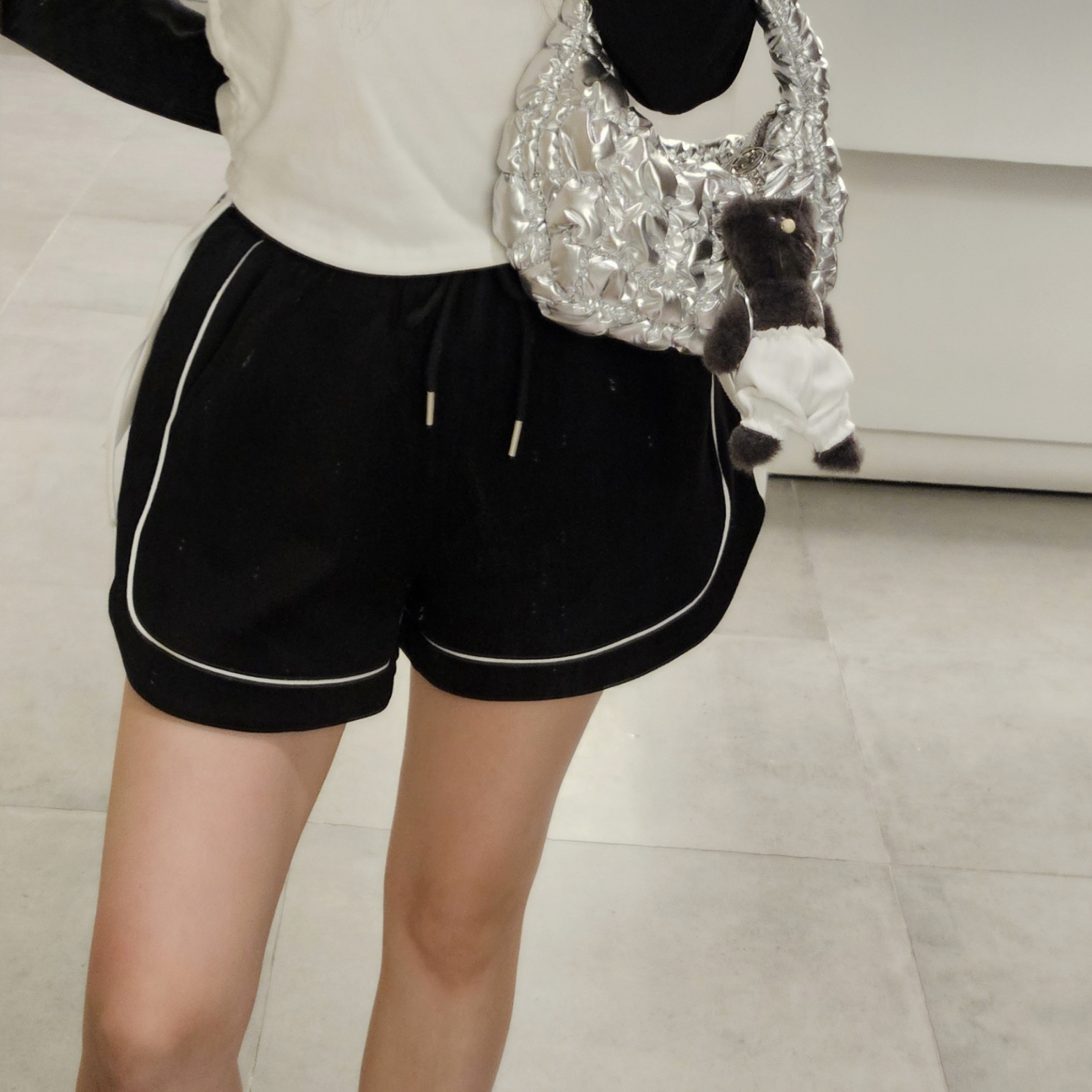 Monamhee x Line Friends Blay Keyring, (W) Nike Cortez Leather White Black 착용 스타일 - 2