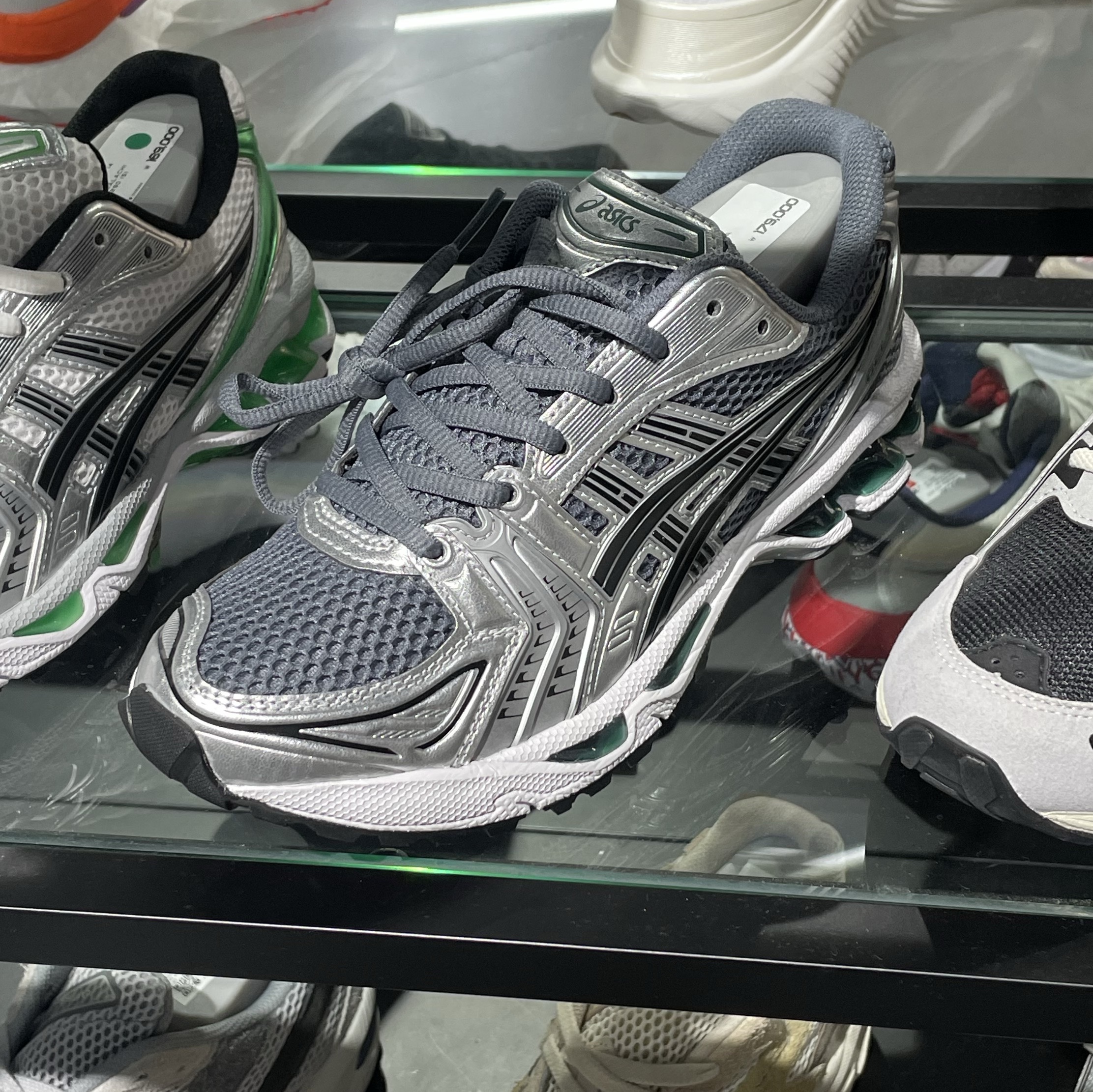 Asics Gel-Kayano 14 Metropolis Jasper Green 착용 스타일
