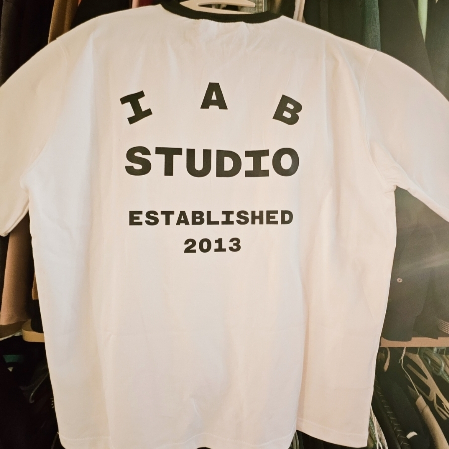 IAB Studio Established T-Shirt White Black 착용 스타일 - 2