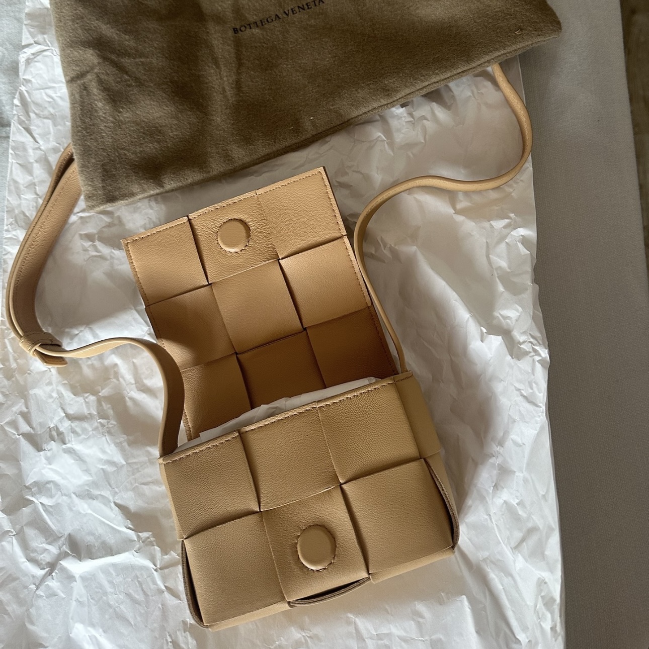 Bottega Veneta Mini Leather Cassette Almond 착용 스타일