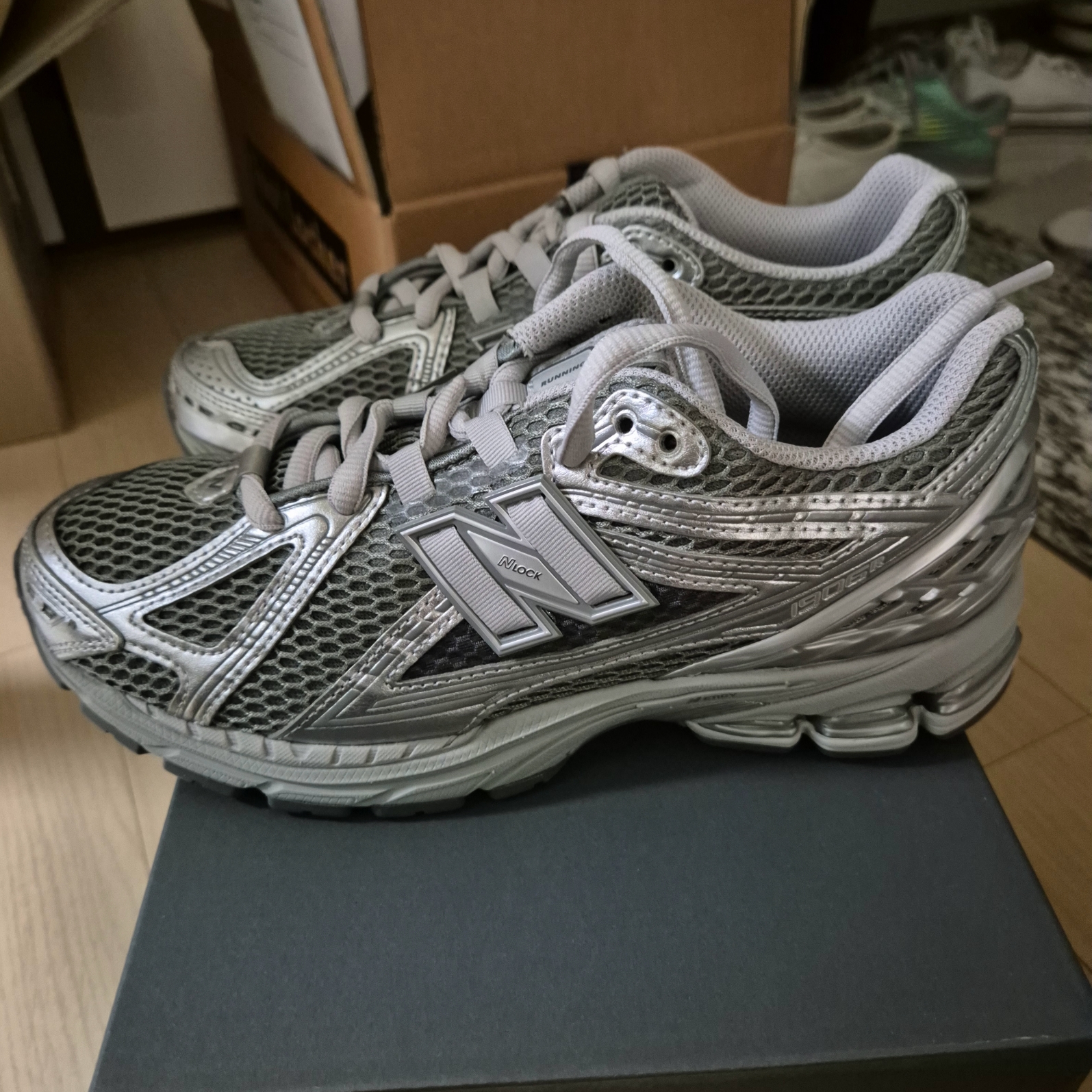 New Balance 1906R Harbor Grey Silver Metalic 착용 스타일 - 1