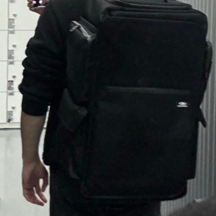 BORN TO WIN B1 Backpack Patch Ver Black 착용 스타일