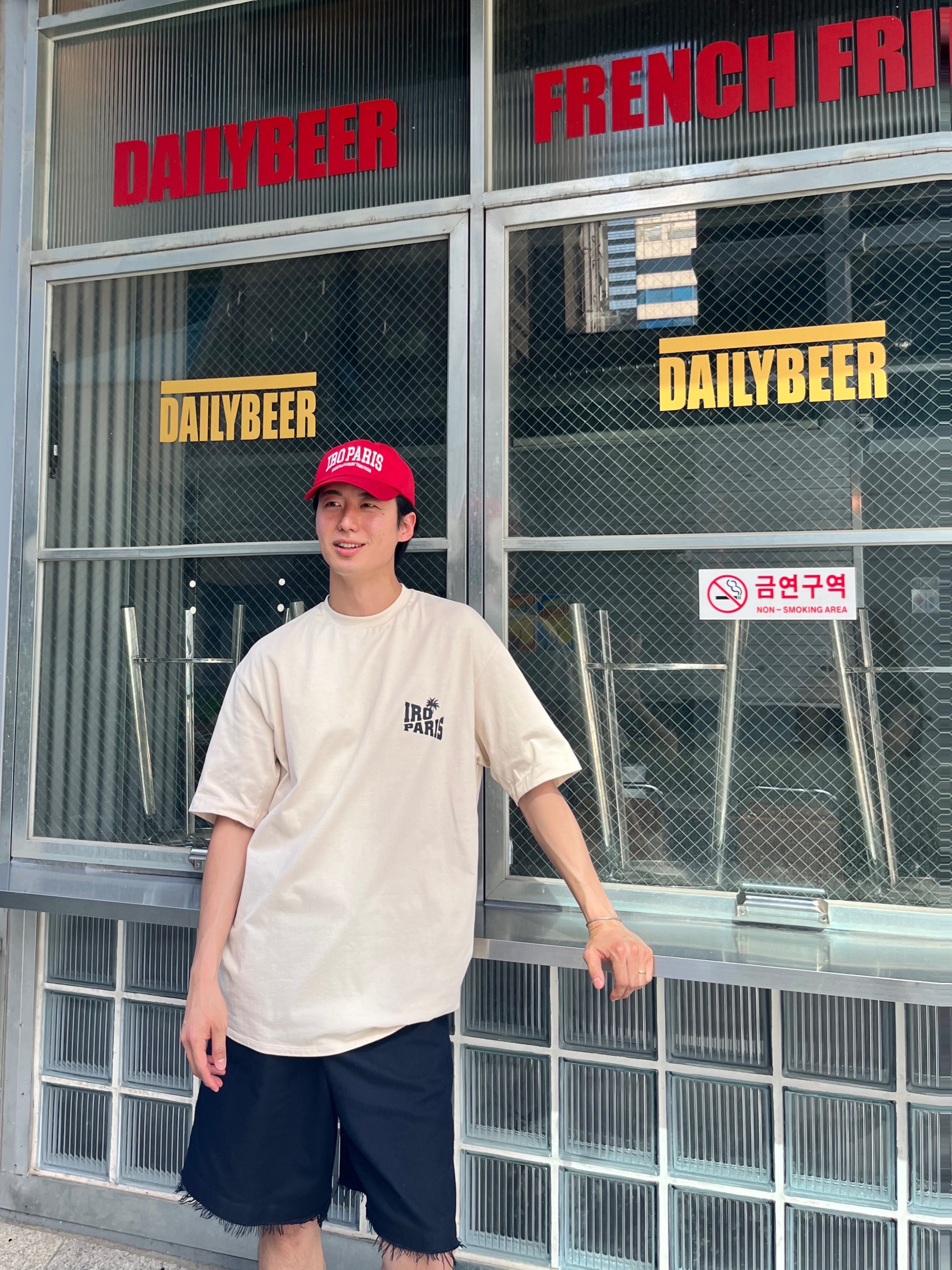 Iro Palmtree Graphic Semi Over Cotton T-Shirt Beige, Iro Club De Paris Edition Cotton Ball Cap Red 착용 스타일 - 4