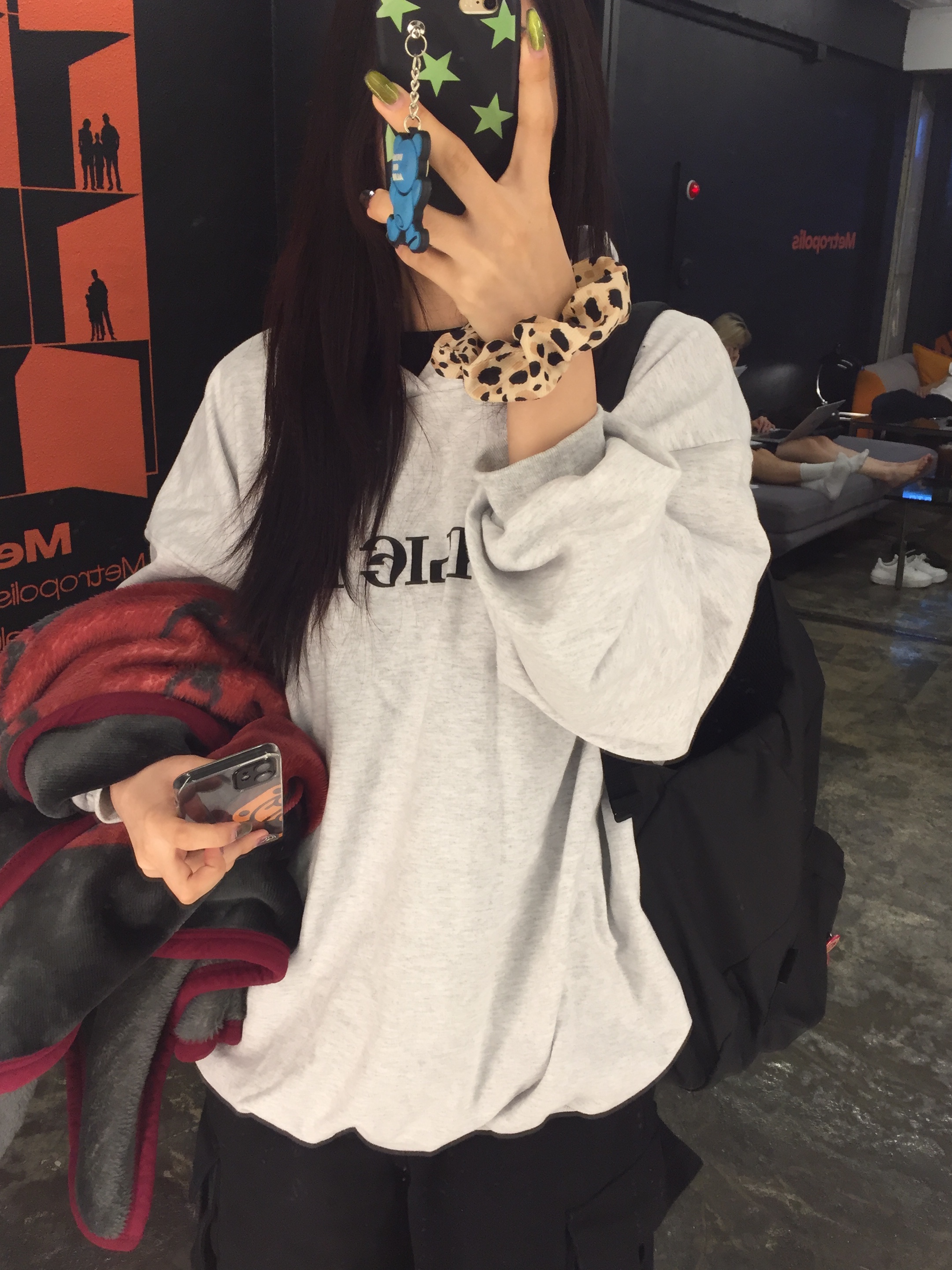 Yeezy x Gosha Rubchinskiy YZY Black Dogs Hoodie Heather Grey, (W) Crocs Classic Platform Clog Black 착용 스타일 - 2