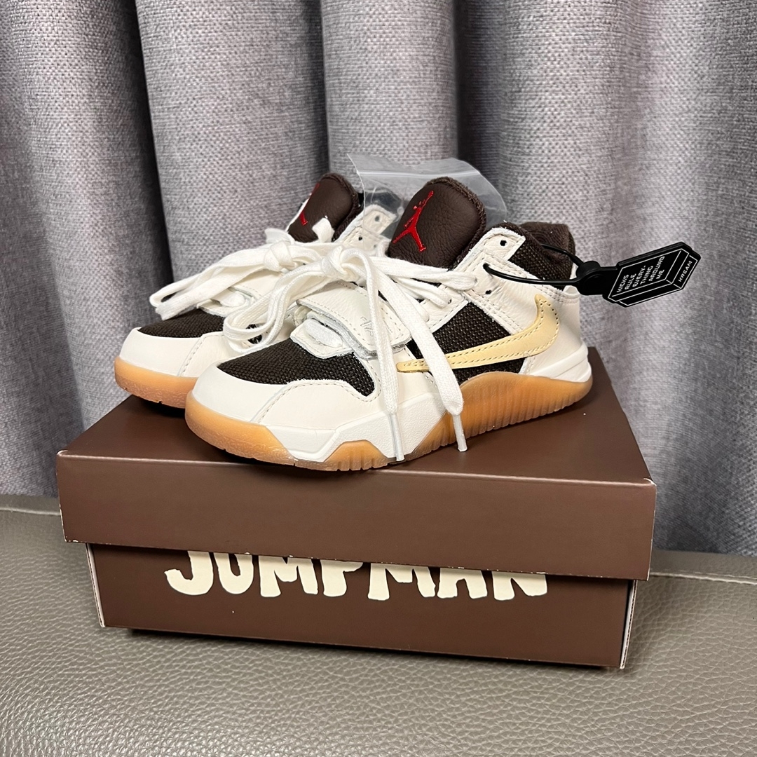 (PS) Jordan x Travis Scott Jumpman Jack TR Sail and Dark Mocha 착용 스타일 - 1