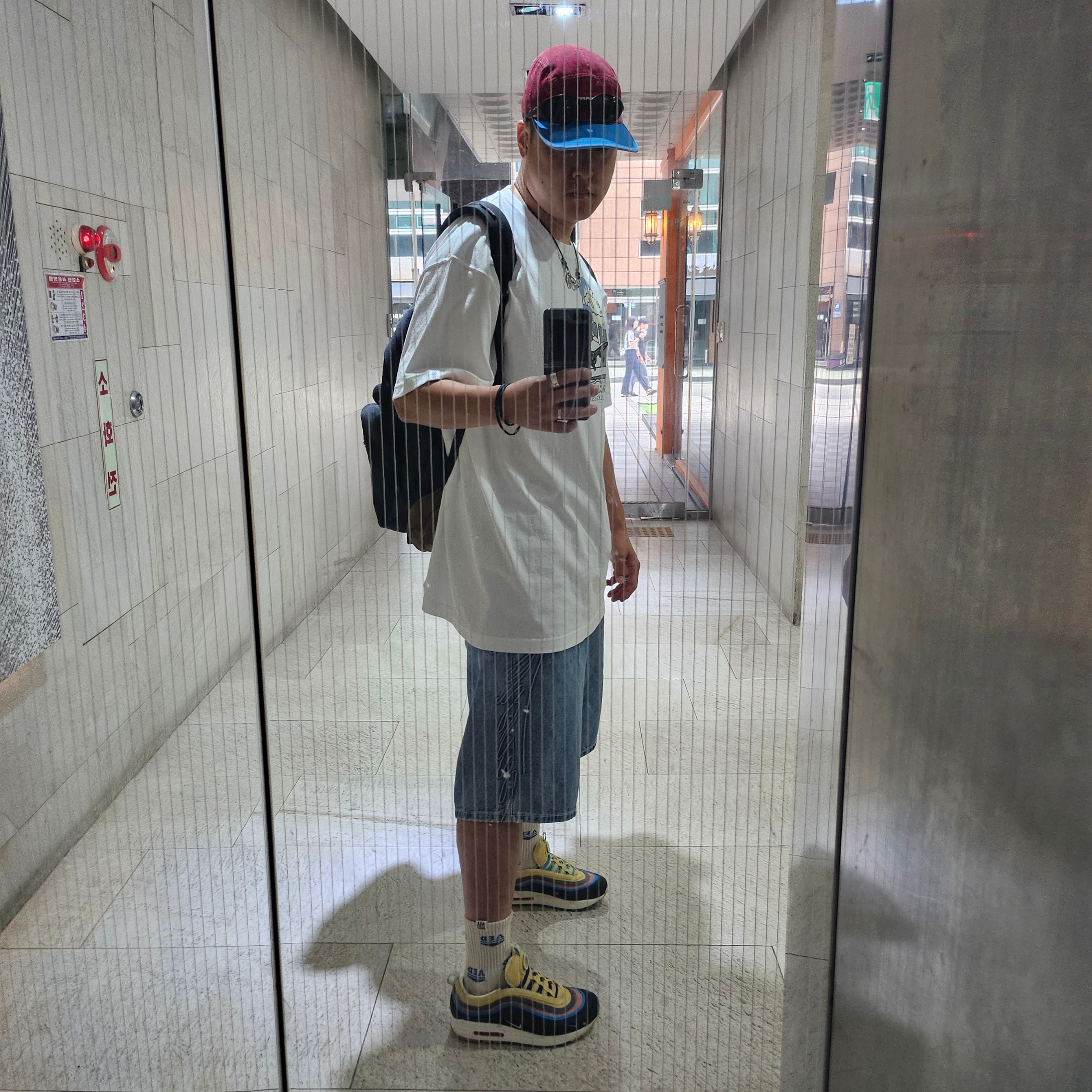 Supreme Script Baggy Denim Short Washed Indigo - 24SS, Supreme Pigment 2-Tone Camp Cap Red - 24SS 착용 스타일