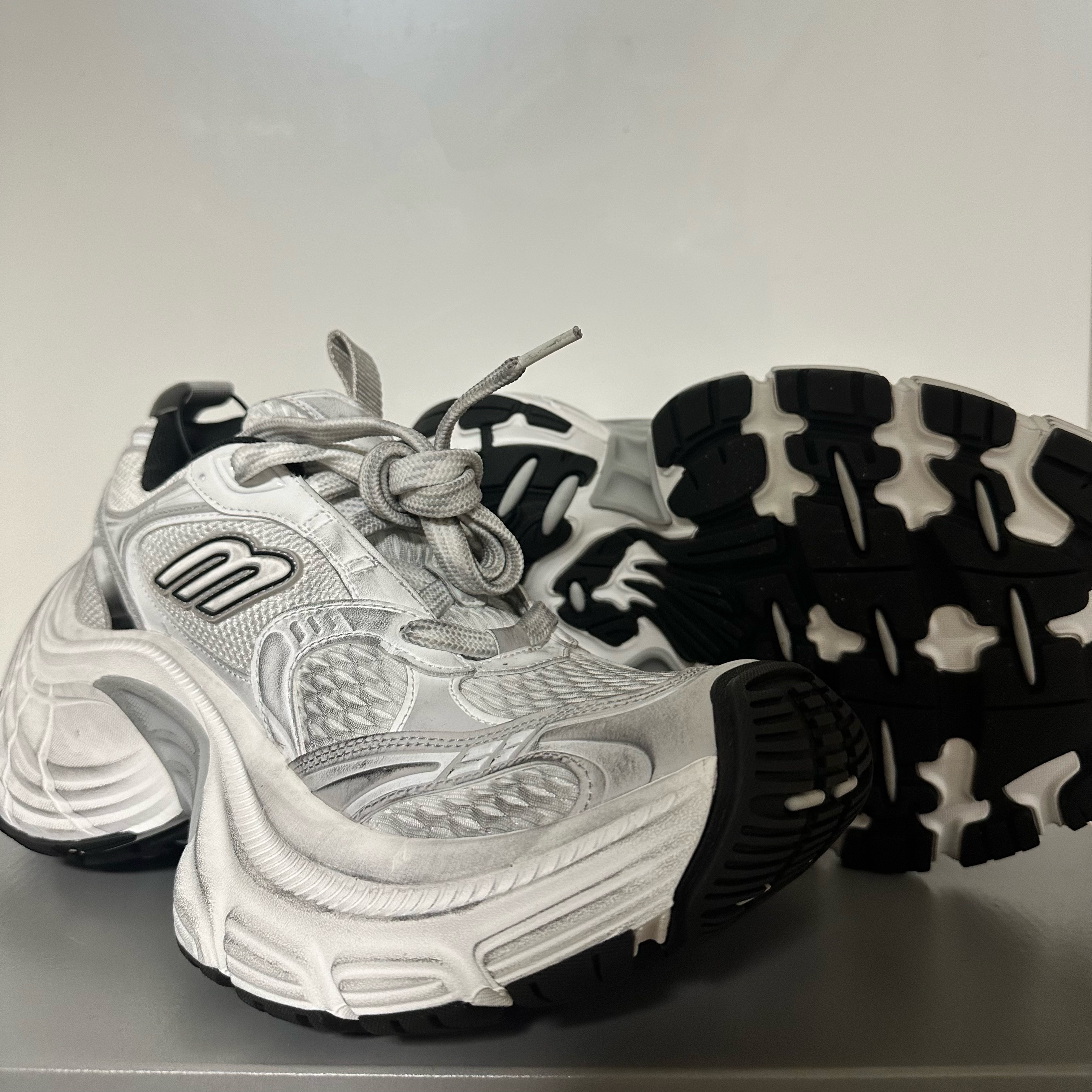 Balenciaga 10XL Sneakers White Grey Silver Black 착용 스타일 - 3