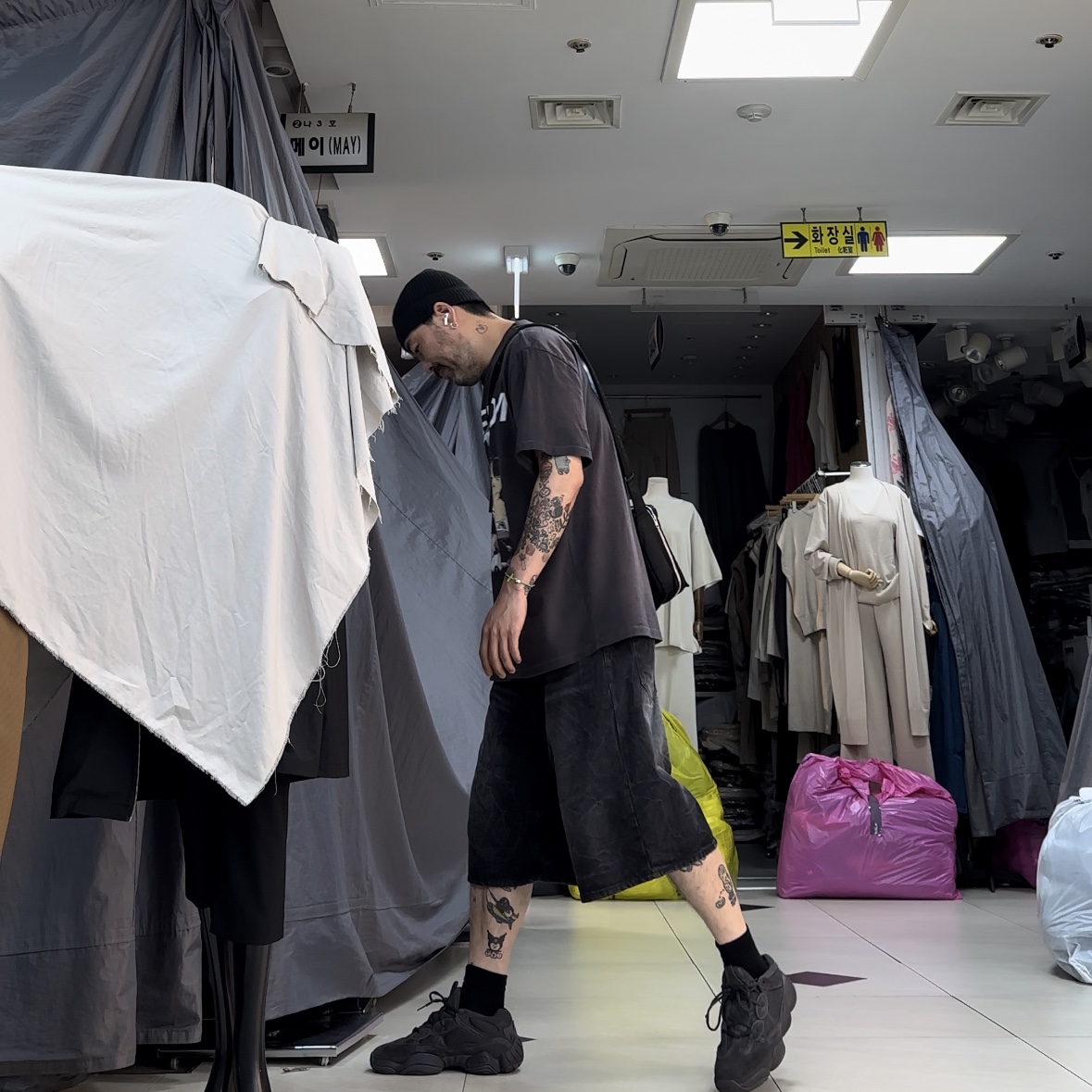 Adidas Yeezy 500 Utility Black 2022/2023 착용 스타일 - 2